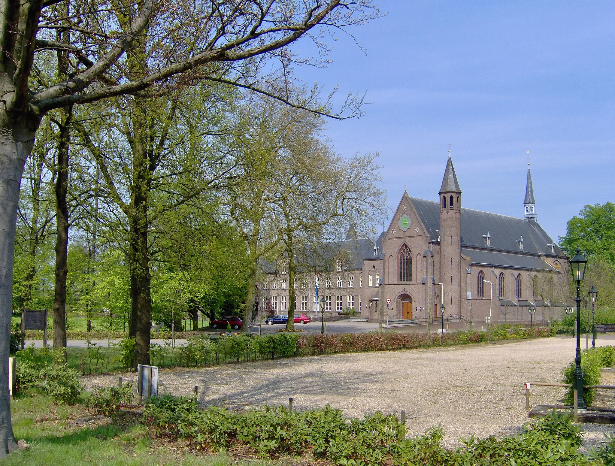 Photo showing: De Parochiekerk van Onze Lieve Vrouw Onbevlekt Ontvangen with next to it the Karmelietenklooster, the Carmelites monastery, in Zenderen, municipality of Borne in the province of Overijssel, the Netherlands.