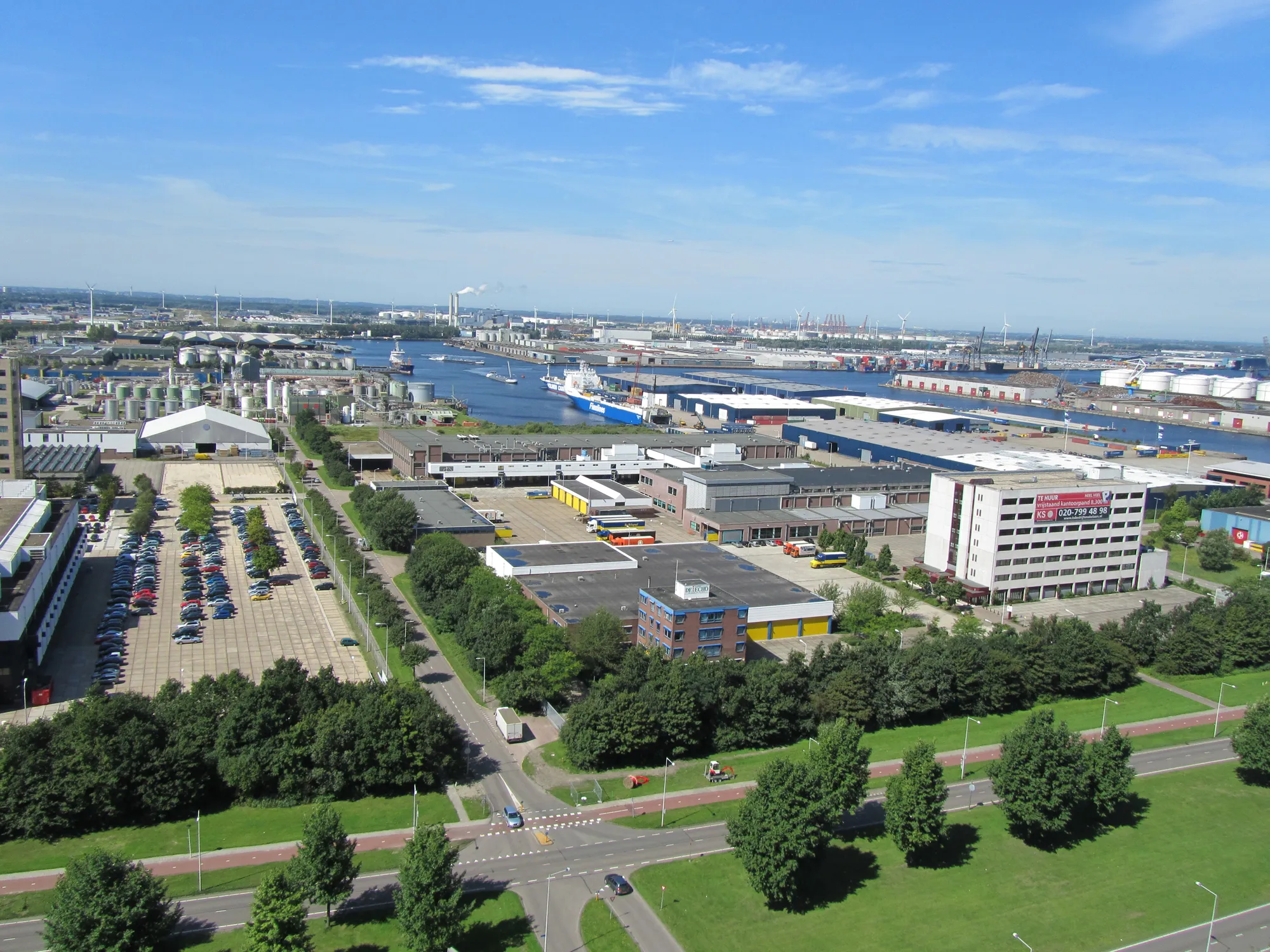 Photo showing: The Westhaven in the western harbour area of Amsterdam. Photo taken from the 18th floor of the Elsevier building on Radarweg.