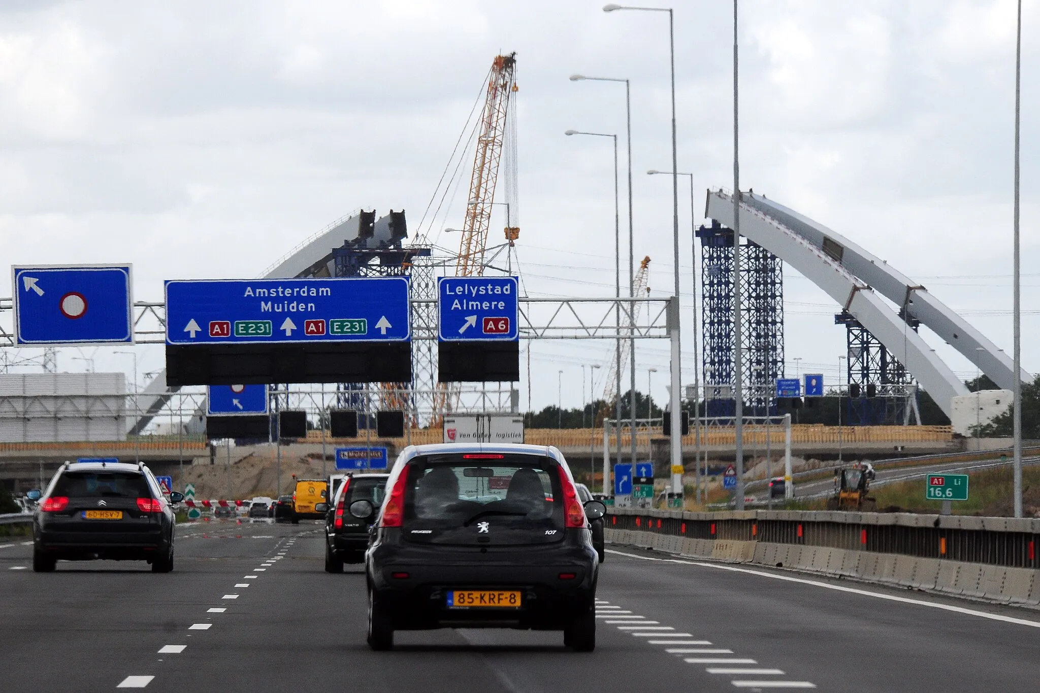 Photo showing: Building the enormous railway bridge across the widened A1 motorway at Muiden