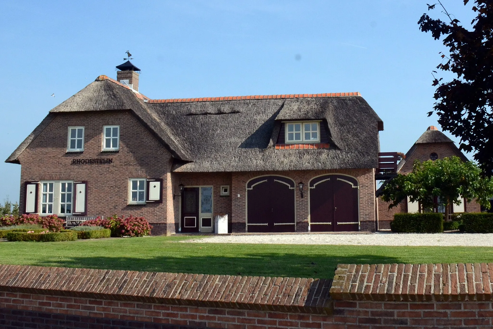 Photo showing: Modern house in traditional red roof style near Wijk bij Duurstede