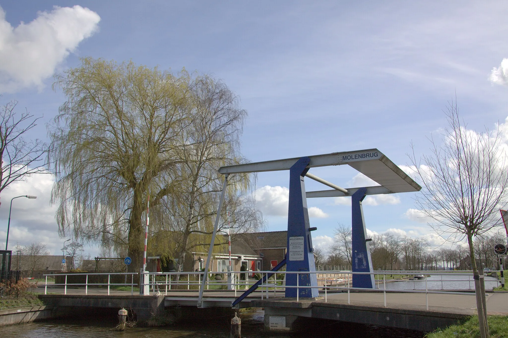 Photo showing: Bij Harmelen de bekende blauwe Molenbrug over en je gaat dan rechts af, dan zit je dan al meteen in het buurtschap Harmelerwaard.