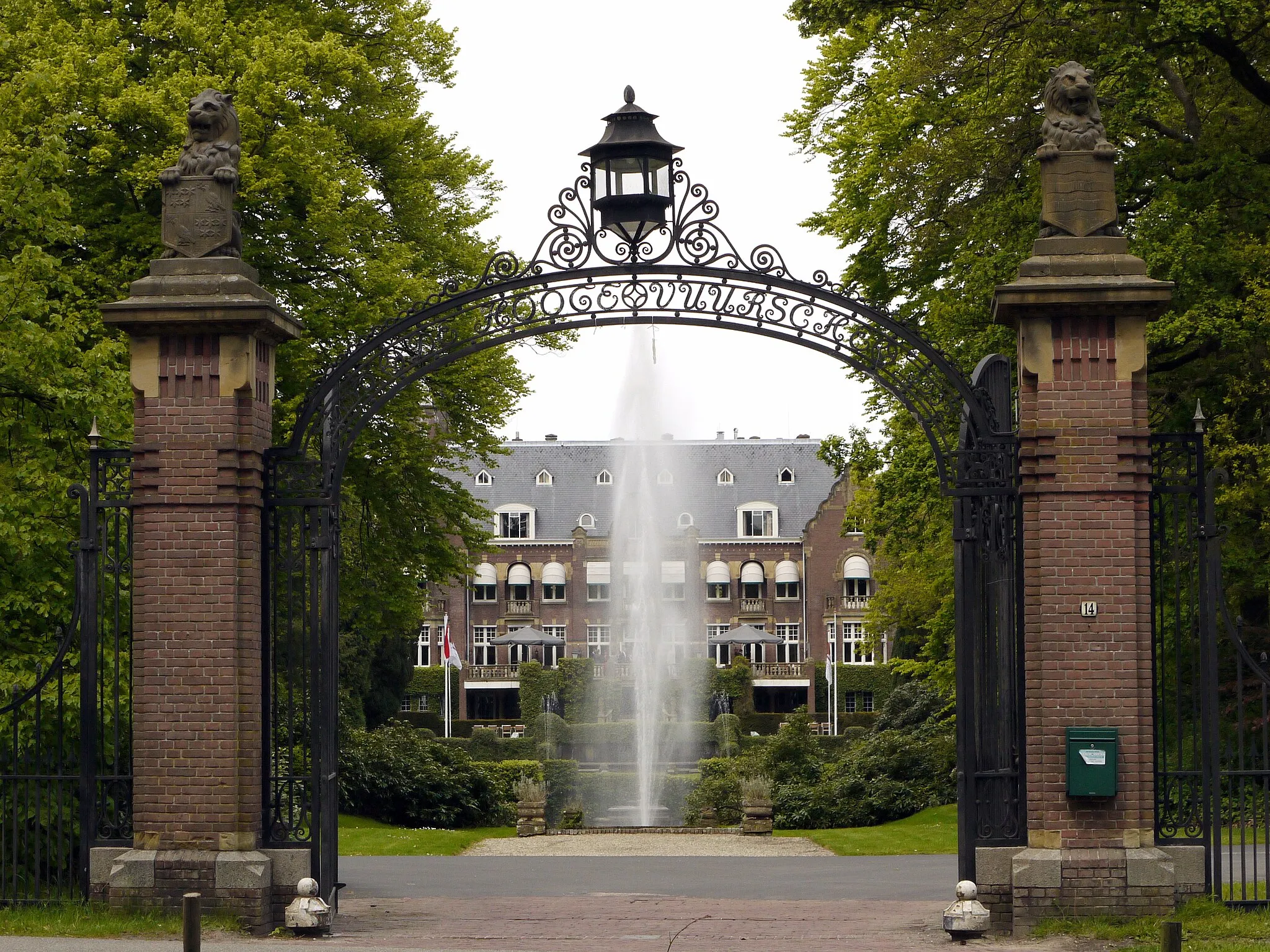 Photo showing: Gate of castle De Hooge Vuursche", at Hilversumsestraatweg 14, Baarn. It national-monument number is 511672.