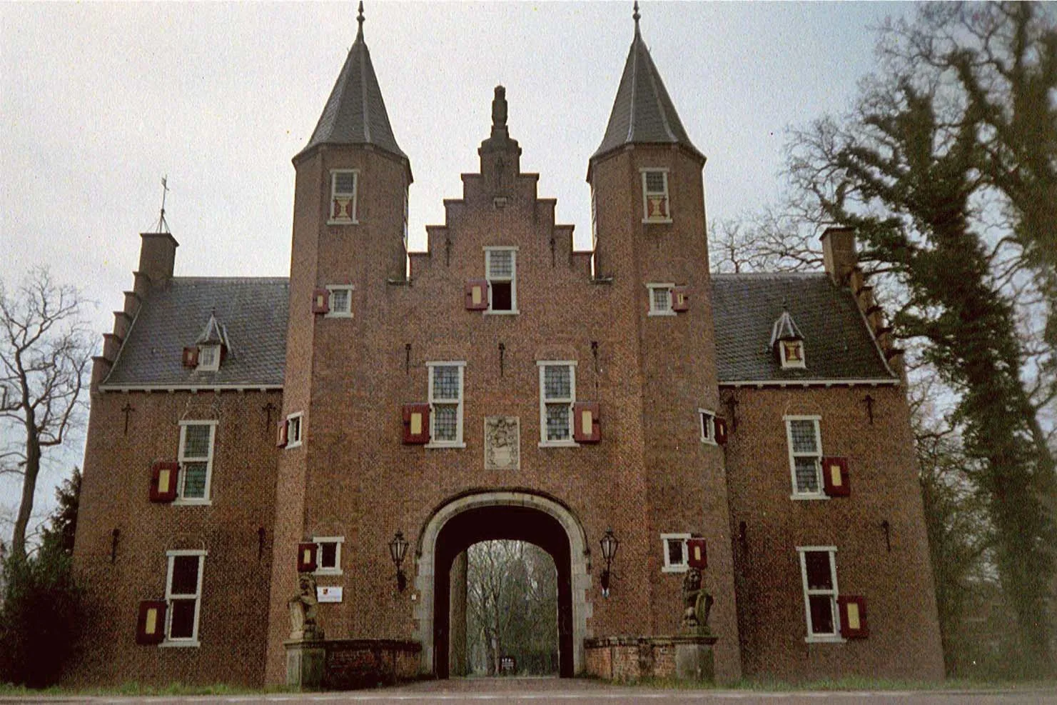 Photo showing: Poortgebouw van kasteel Nijenrode, Straatweg 25, Breukelen. Foto genomen op 6 maart 2004 en geupload door maker.