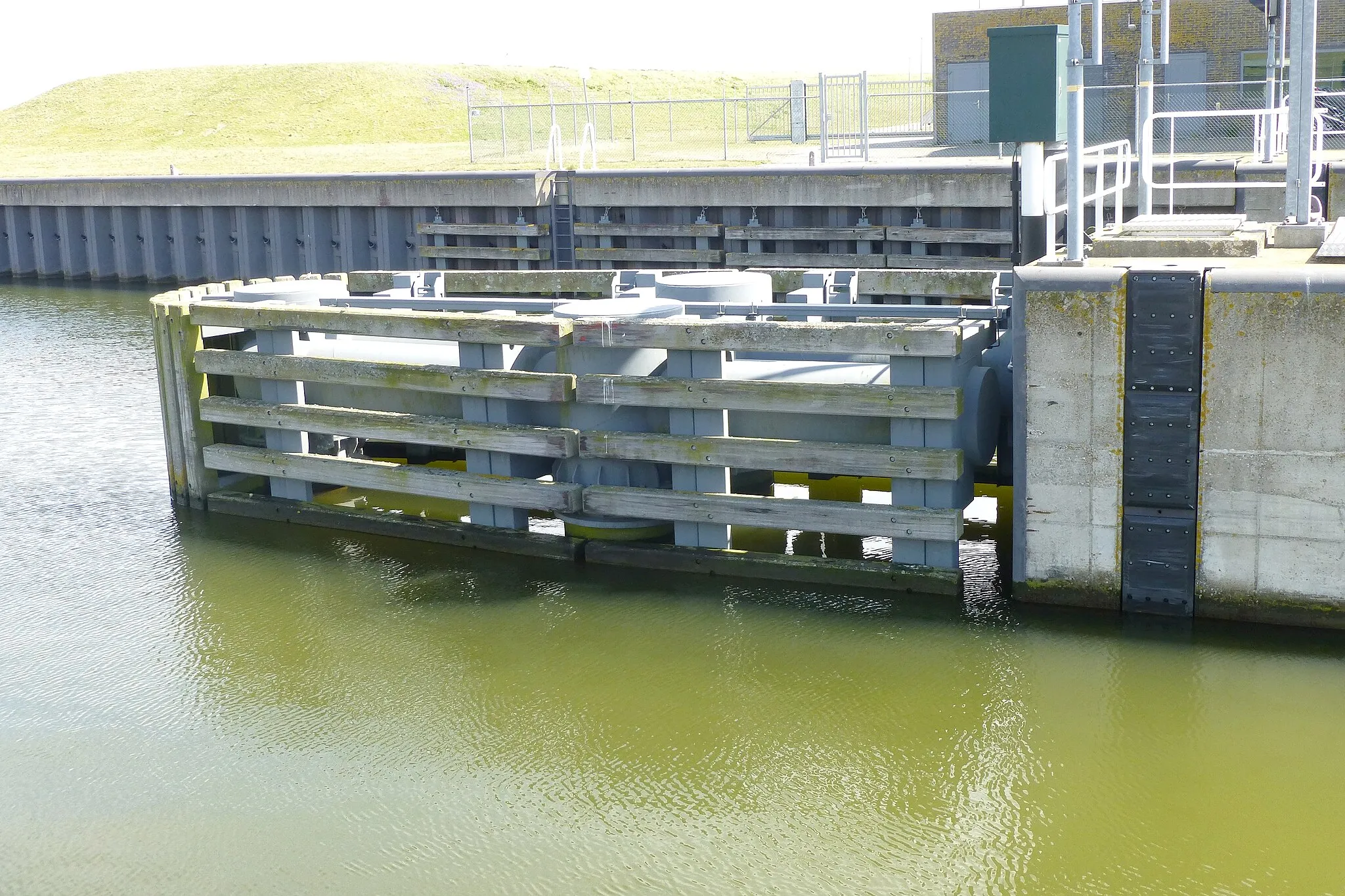 Photo showing: Naviduct (a road unterpassing a navigation lock) near Enkhuizen, the Netherlands