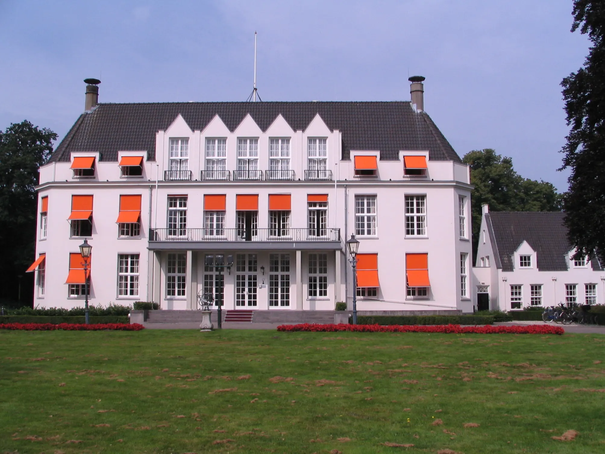 Photo showing: City Hall of Bilthoven, Soestdijkseweg Zuid 173, Bilthoven (municipality De Bilt). Date: August 2012. Front of the building.