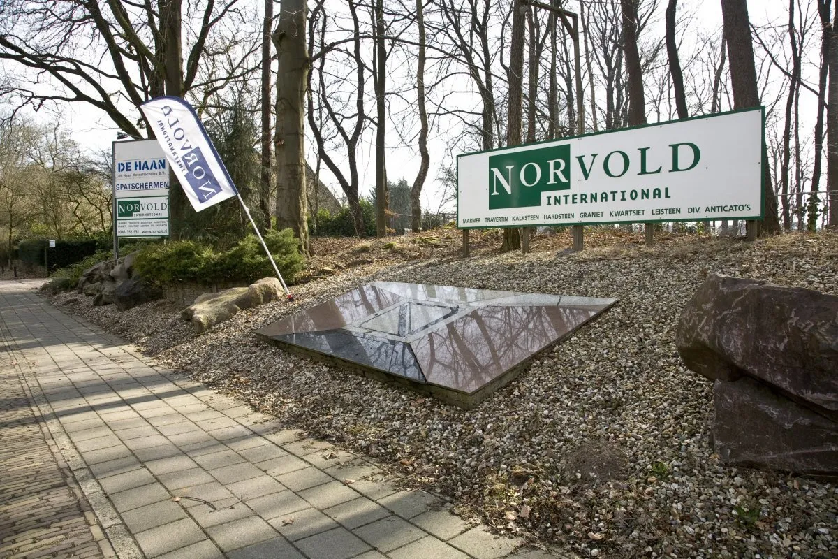 Photo showing: Natuursteenzagerij Norvold: Overzicht naamborden van de firma Norvold, een natuursteenzagerij (opmerking: Gefotografeerd voor Wegh der Weegen, ontwikkeling van de Amersfoortseweg 1647-2010)