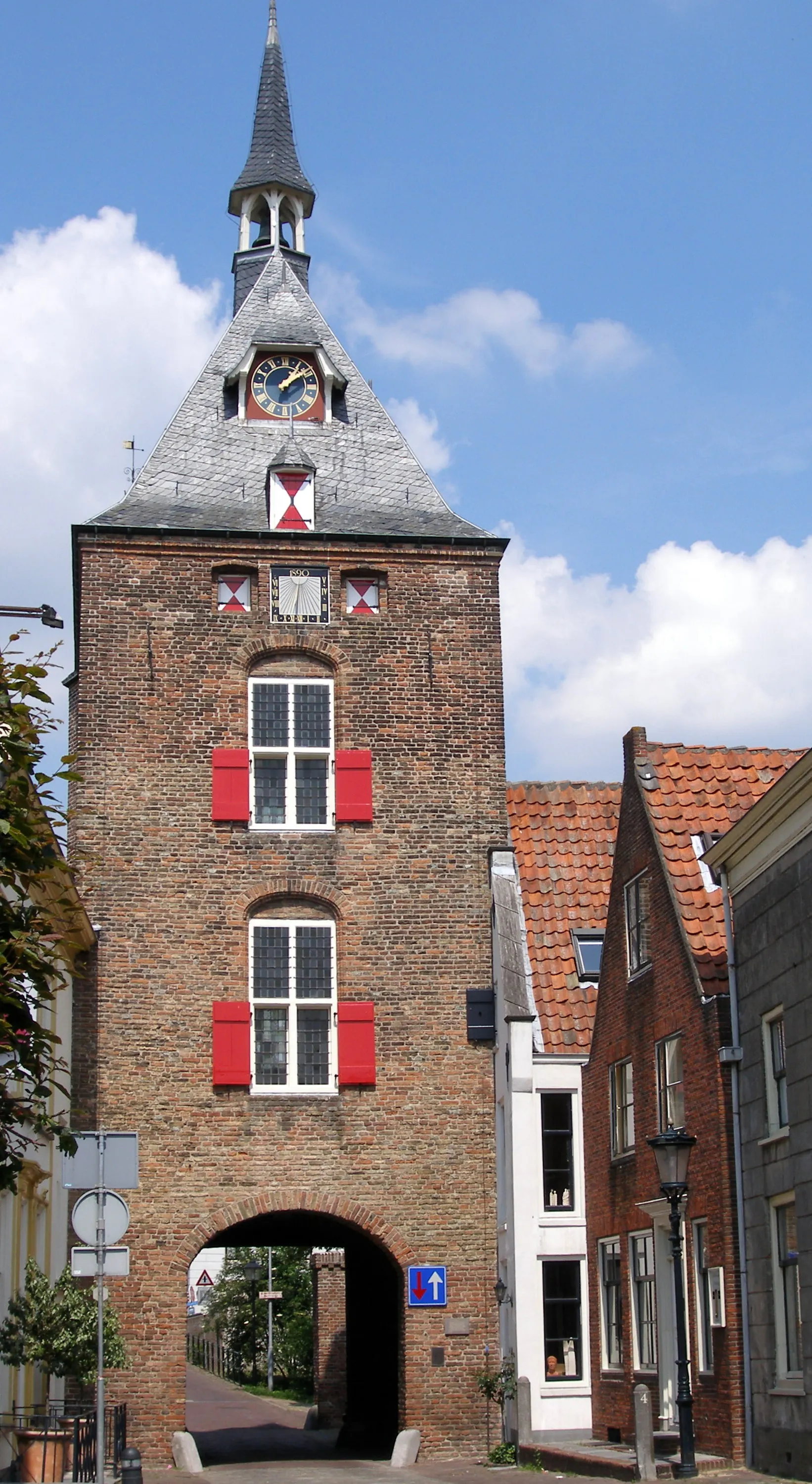 Photo showing: City gate Lekpoort in Vianen, the Netherlands. Built 15th century; windows and steeple 16th century. The bell was cast in 1647 by François Hemony. Dimensions: 27 x 9 x 7 m. (Source: information sign at the gate)