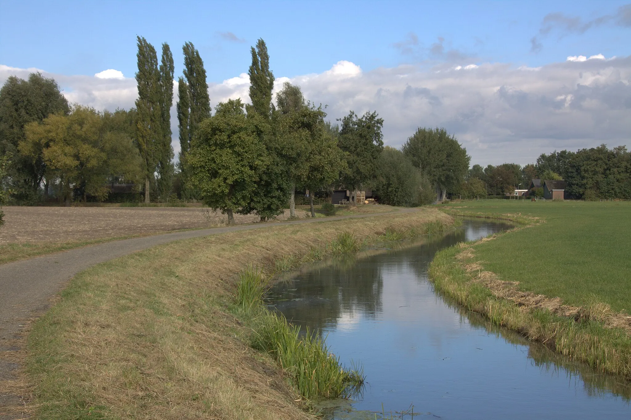 Photo showing: De Gravinnekade, een prachtige weg voor fietsers en wandelaars,
te beginnen in het buurtschap Achterdijk naar het buurtschap Rietveld aan de rivier de Linge of v.v.