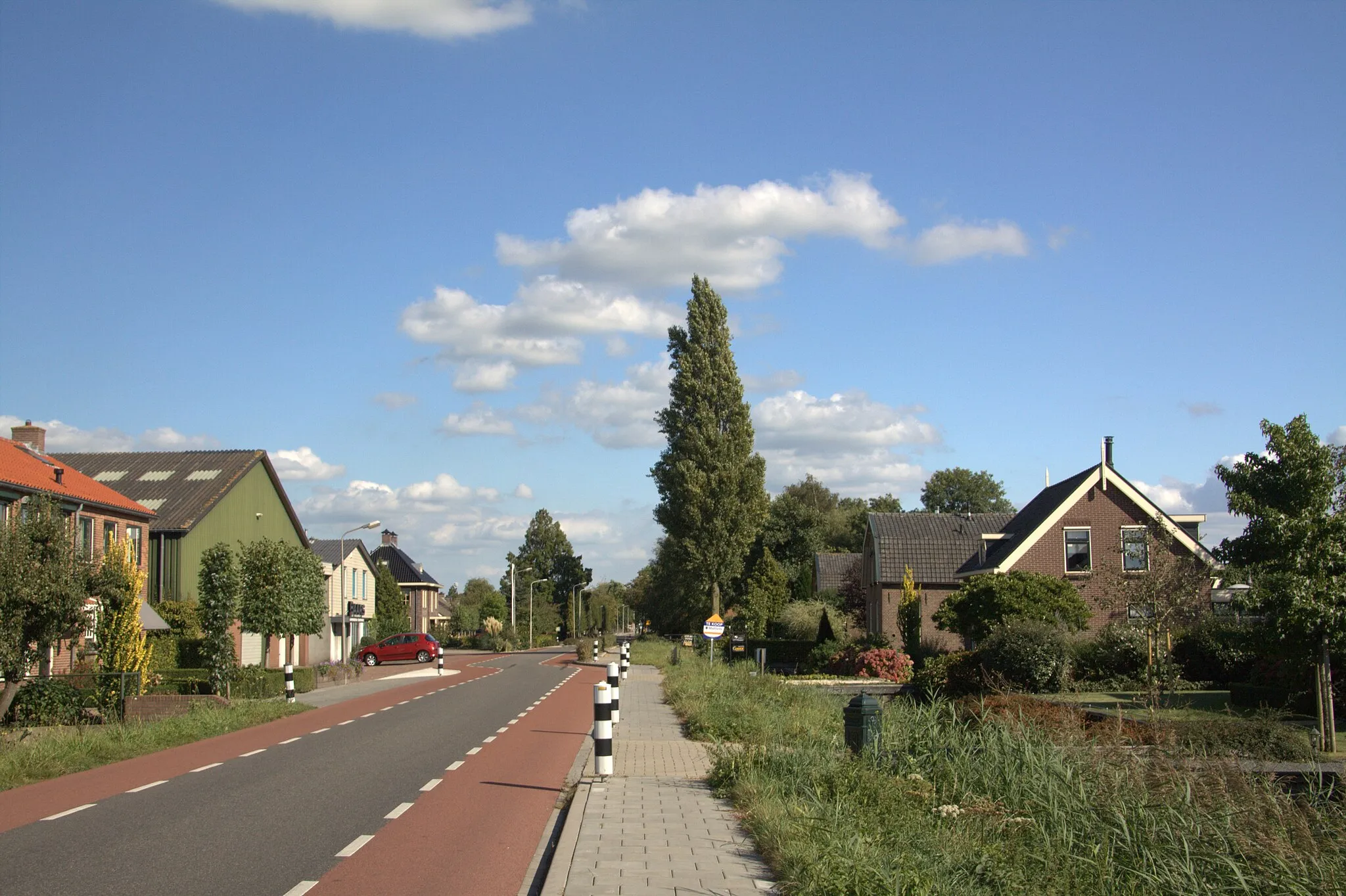 Photo showing: De Zijlkade bij Nieuwland gezien van uit het westen al aardig dicht bij het dorp.