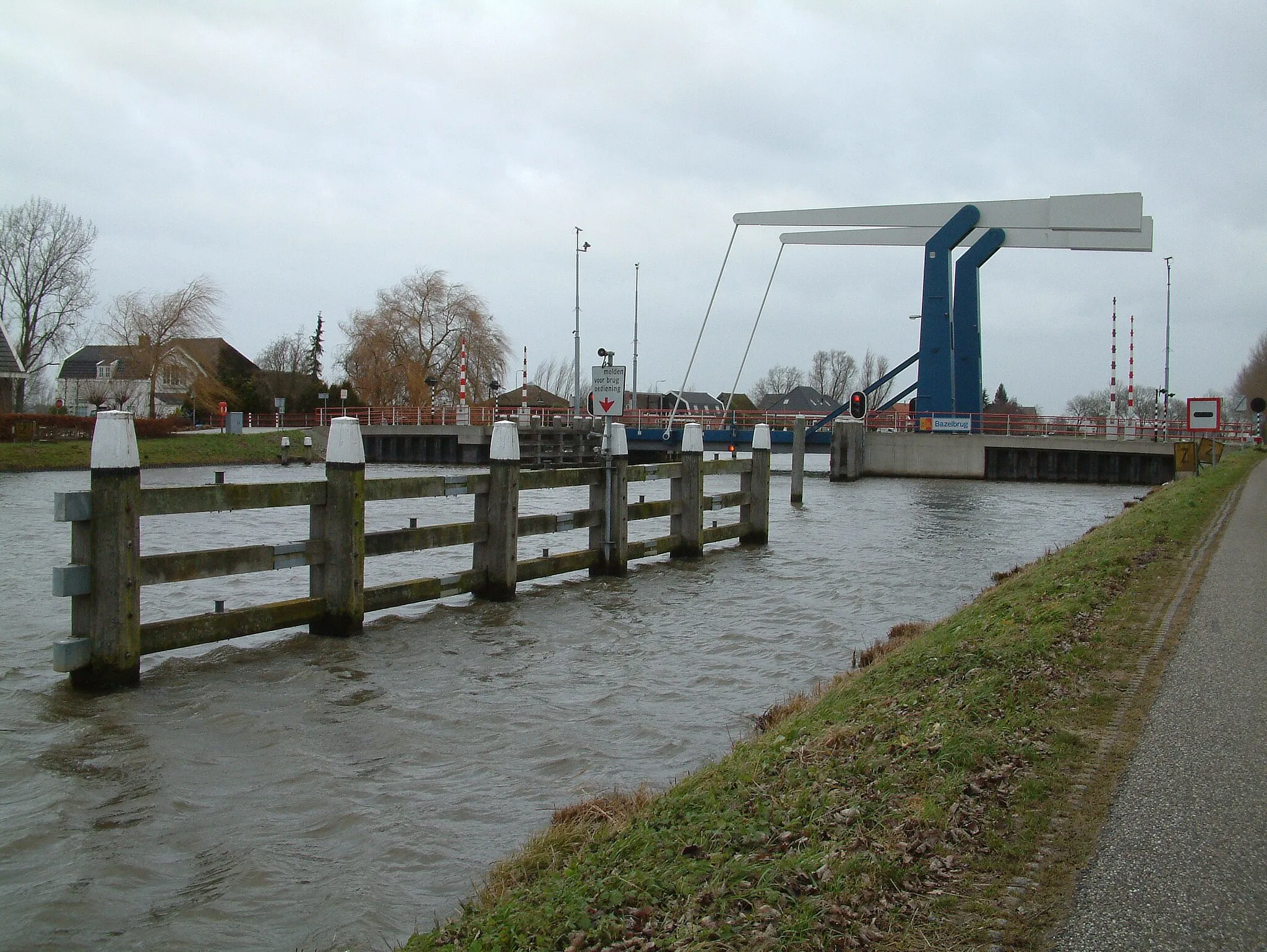 Photo showing: Remmingwerk voor de Bazelbrug in het Merwedekanaal