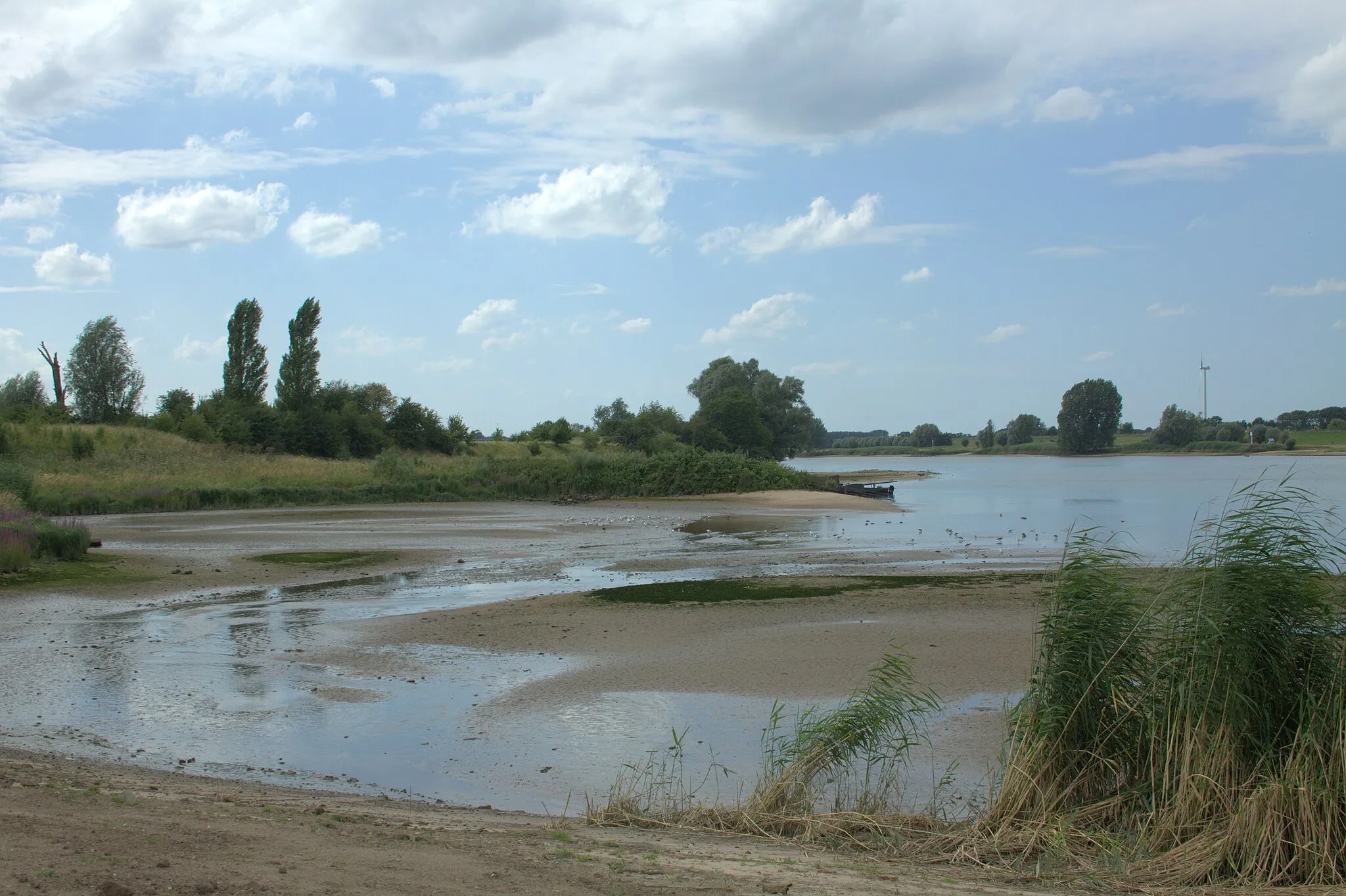 Photo showing: De dam in de rivier de lek is recentelijk verlaagd, zodat bij hoogwater het water de dam kan kan overstromen en dan geen obstakel meer is.