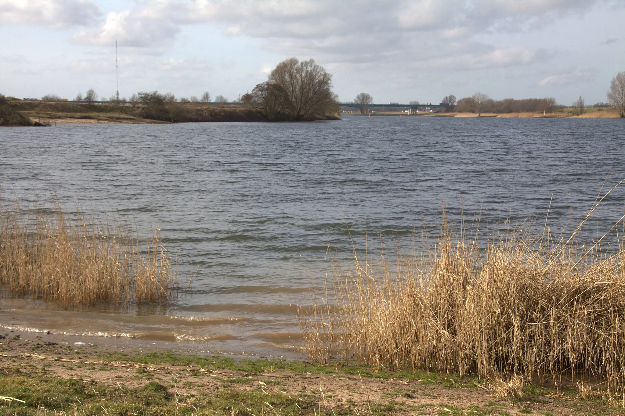 Photo showing: De afgedamde rivier de Lek bij de Ossenwaard bij Tull en 't Waal in de gemeente Houten.
De dam is recentelijk verlaagd, zo dat bij erg hoog water de dam kan overstromen, dit in het kader voor ruimte voor de rivier de Lek.