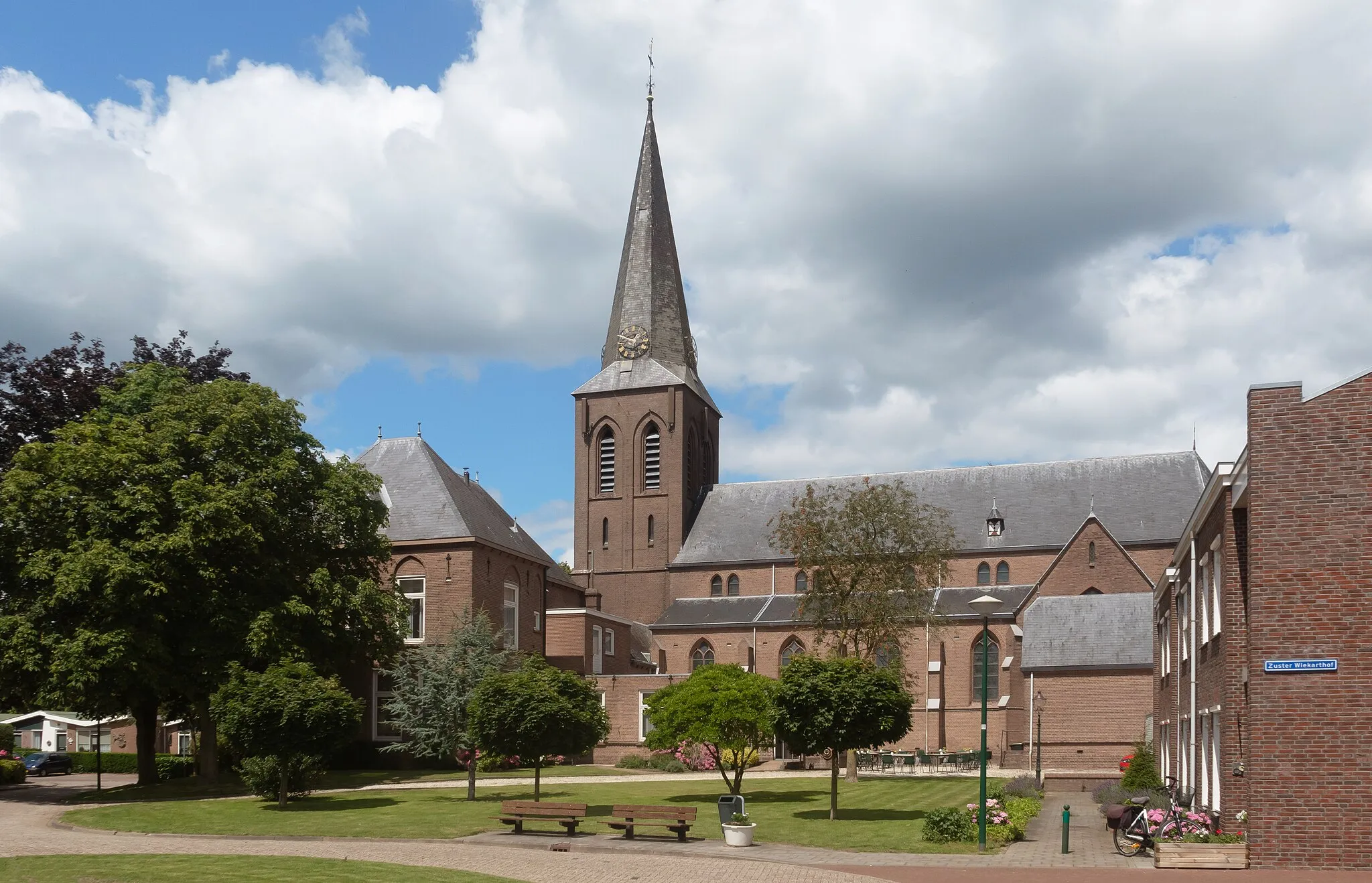 Photo showing: Cothen, church: the Sint-Petrus and Pauluskerk