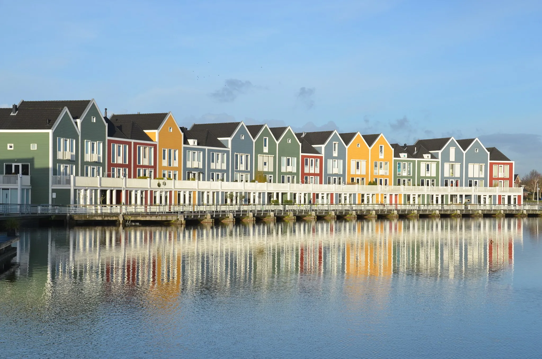 Photo showing: Traditional style houses at Rietplas Houten with nice reflections