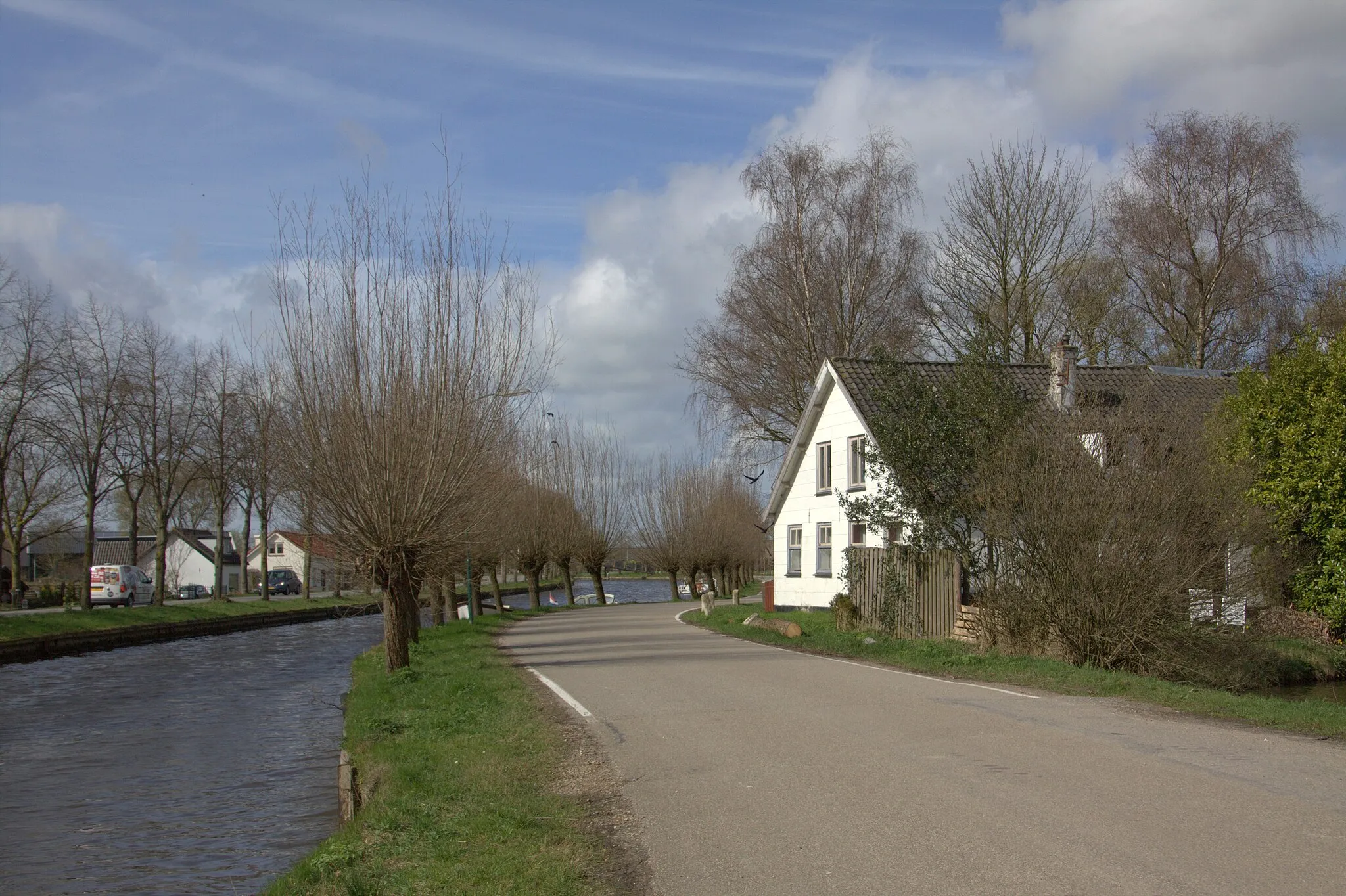 Photo showing: Nog veel oude mooie boerderijen staan er in Harmelerwaard.
Tussen de boerderijen en de kassen is vaak nog veel ruimte zodat het landschap direct aan de oever van de Oude Rijn niet veel is veranderd.