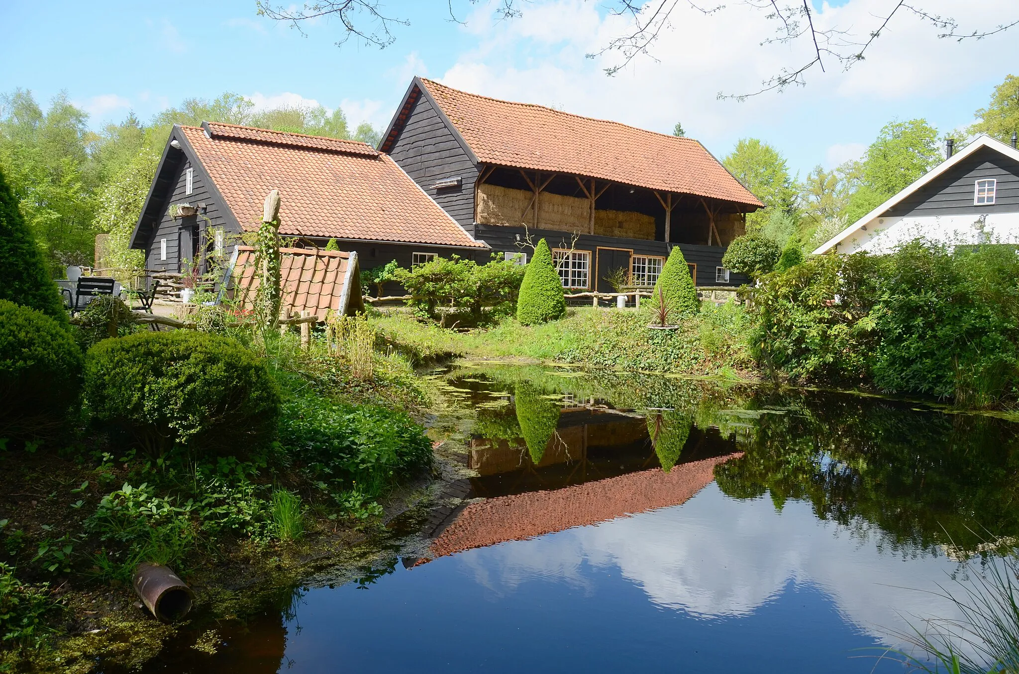 Photo showing: A manege in traditional building style with nice reflections in the pond near Soestdijk Lage Vuursche