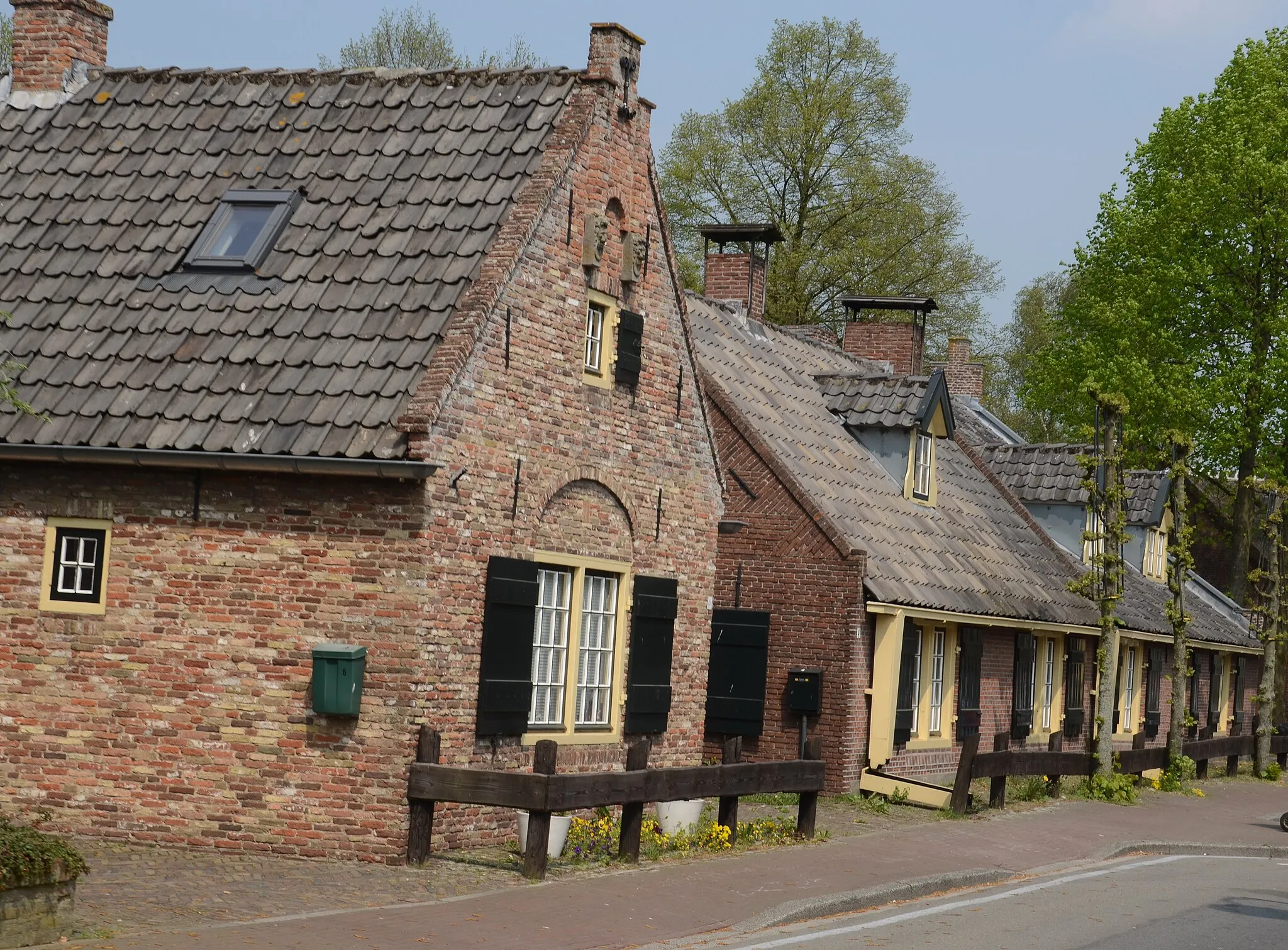 Photo showing: Characteristic old Dutch houses at the center of Eemnes makes biking enjoyable