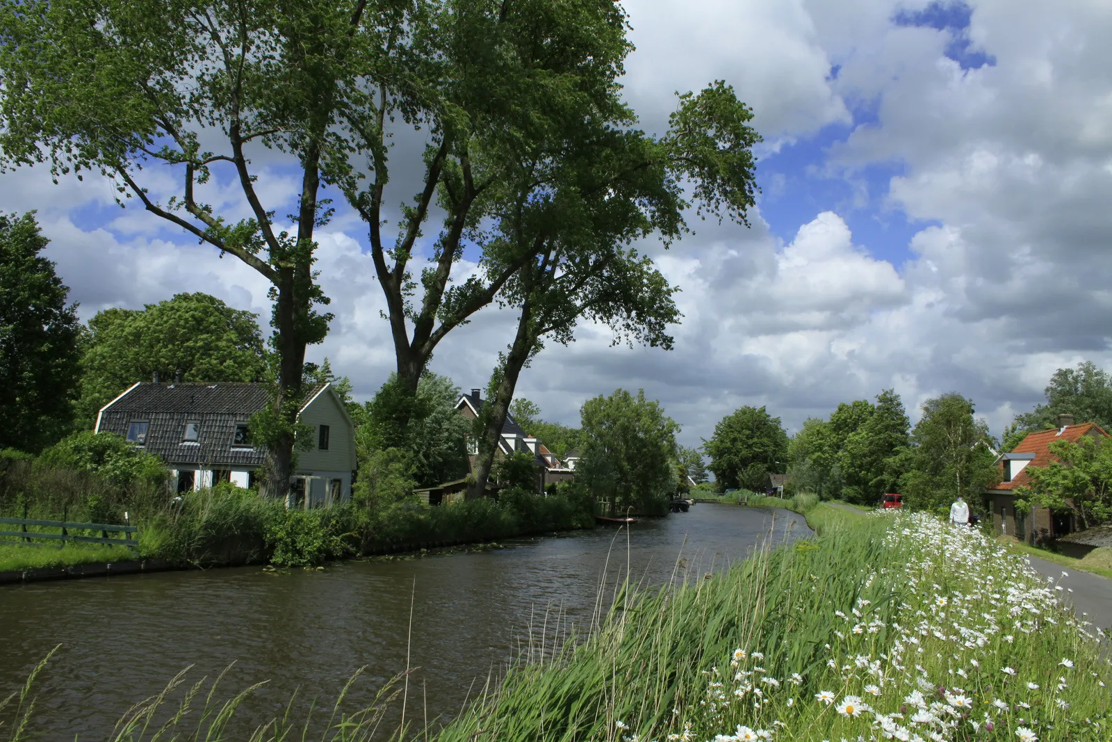 Photo showing: Het buurtschap Waver aan de Oude Waver gezien vanuit het buurtschap Botshol op een mooie lente dag.