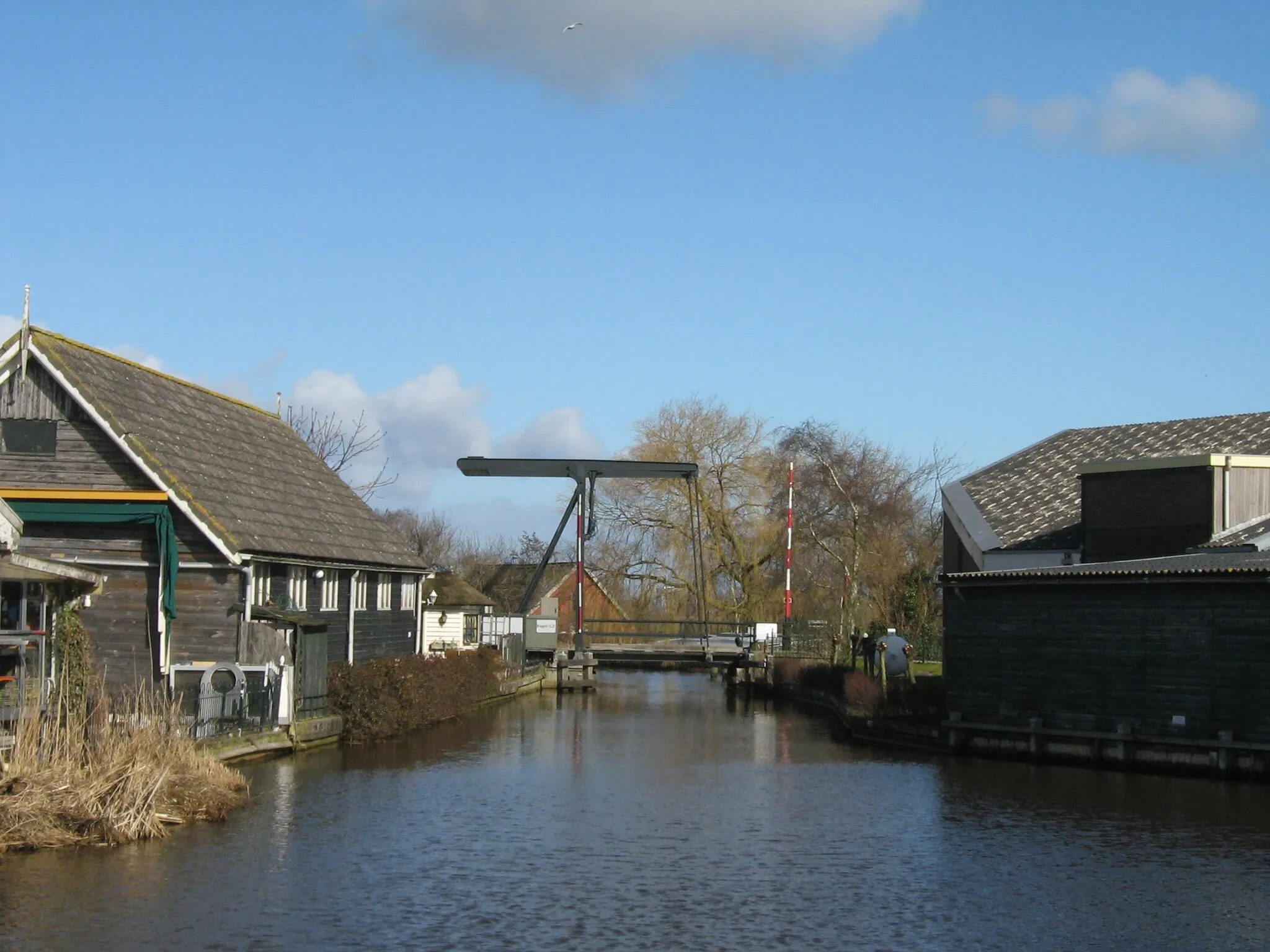 Photo showing: The village of Stokkelaarsbrug, De Ronde Venen municipality, the Netherlands. There are two bridges in the village; the one shown (from the south) is the northwestern one.