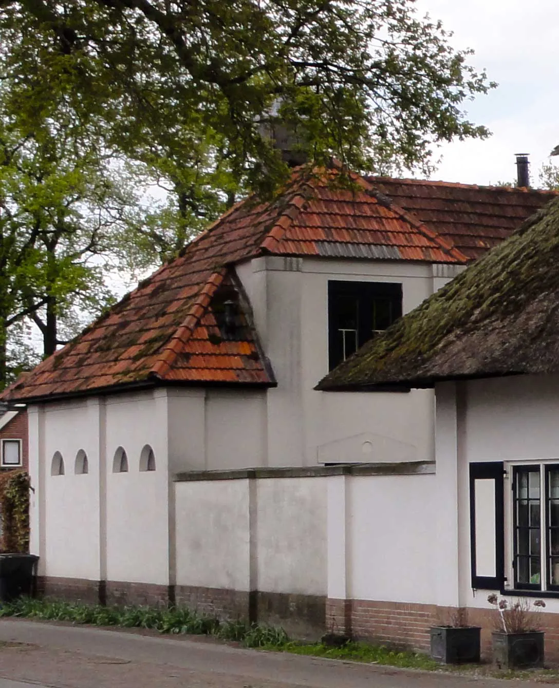 Photo showing: Voormalige garage annex koetshuis bij de Dienstwoning aan de Zuiderzeestraatweg West 63 landgoed Klarenbeek
