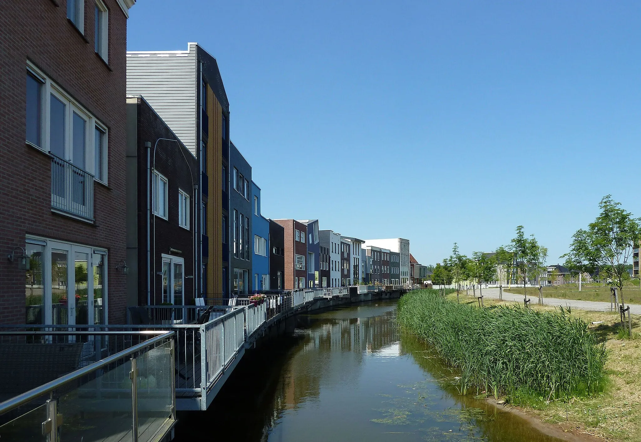 Photo showing: Almere, stadsdeel Almere Poort, Homeruskwartier, Aresstraat waterkant, (bewonersparticipatie 2012)