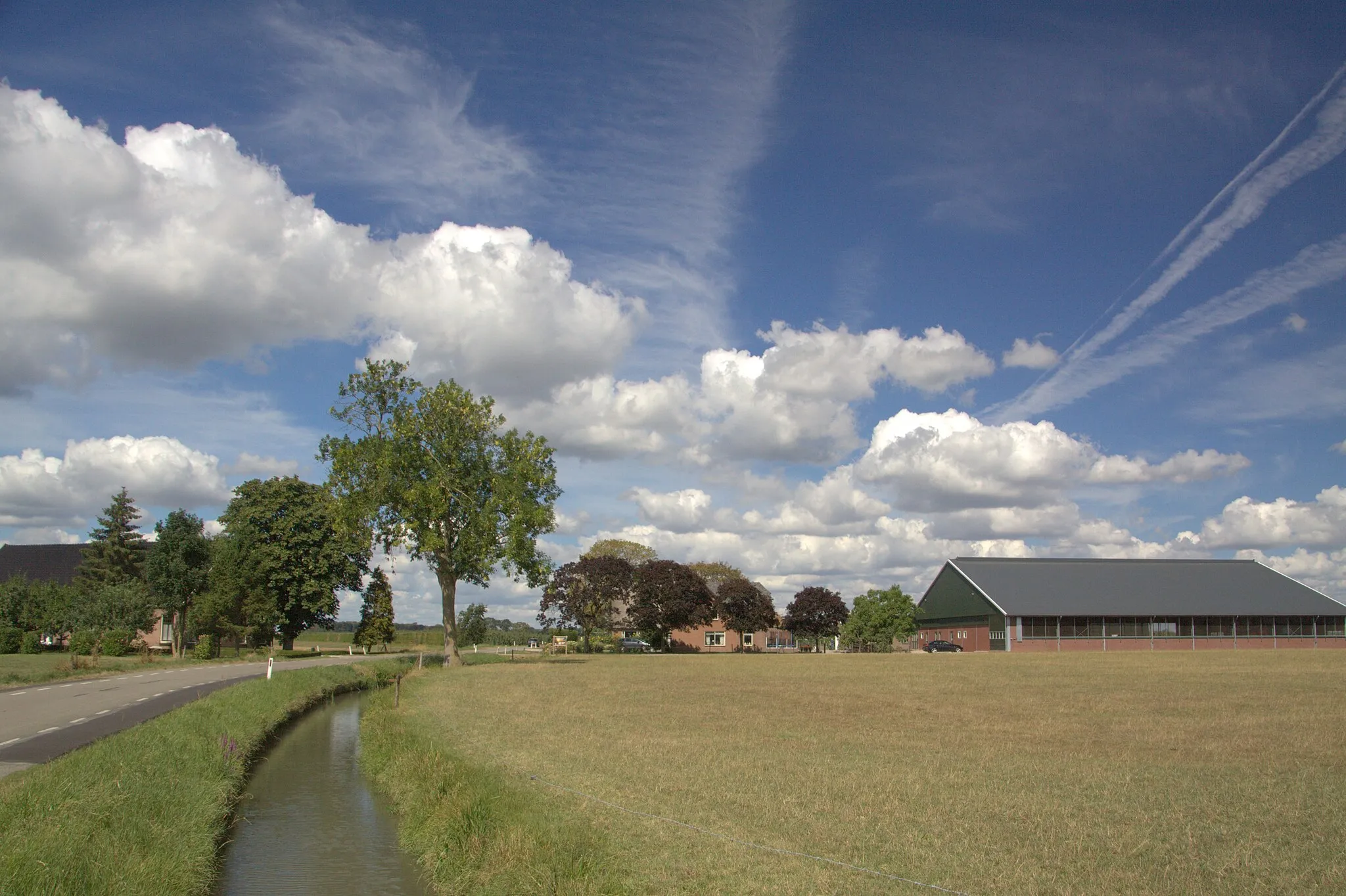 Photo showing: De Beusichemseweg in de richting Vianen bij het fruit dorp ´t Goy