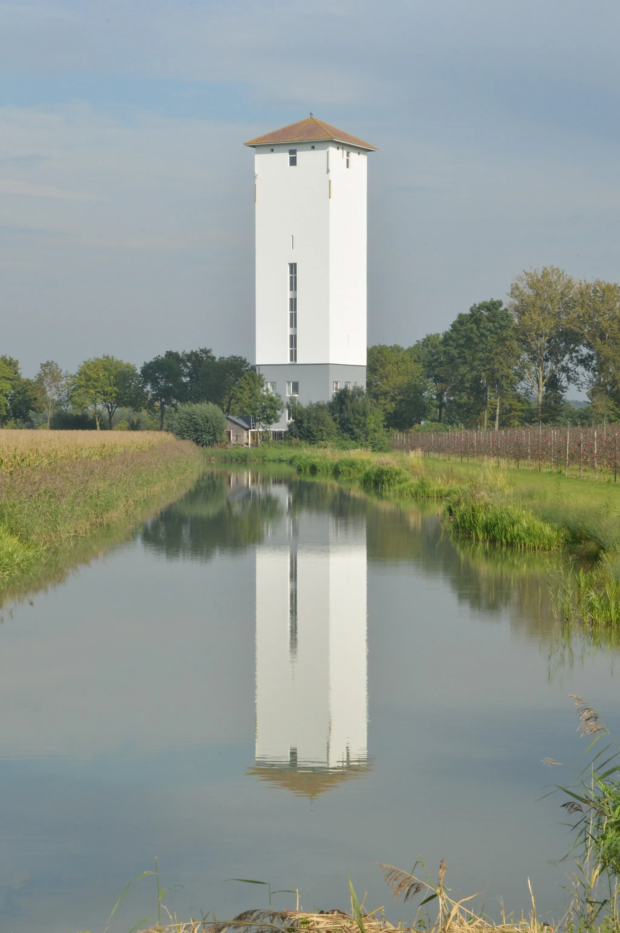Photo showing: Watertoren nabij Werkhoven gespiegeld in het water