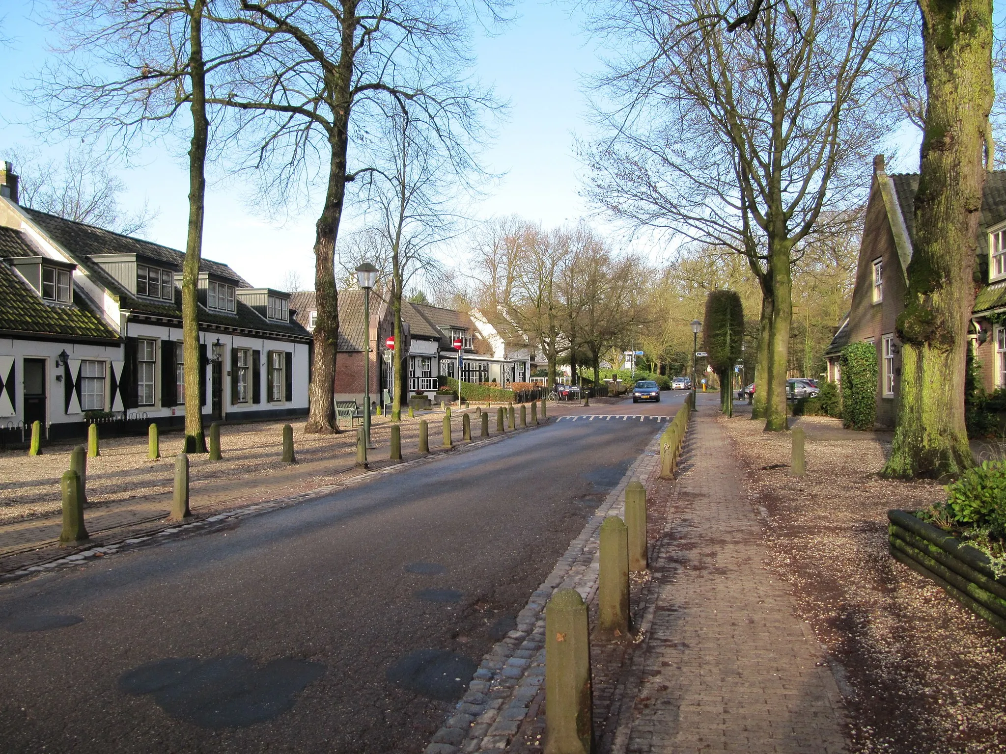 Photo showing: Lage Vuursche, Dorpsstraat. Linksaf, bij de verkeersdrempels, de Eikenlaan. Daar voorbij (witgepleisterd) De Lage Vuursche, rijksmonument nr. 8551