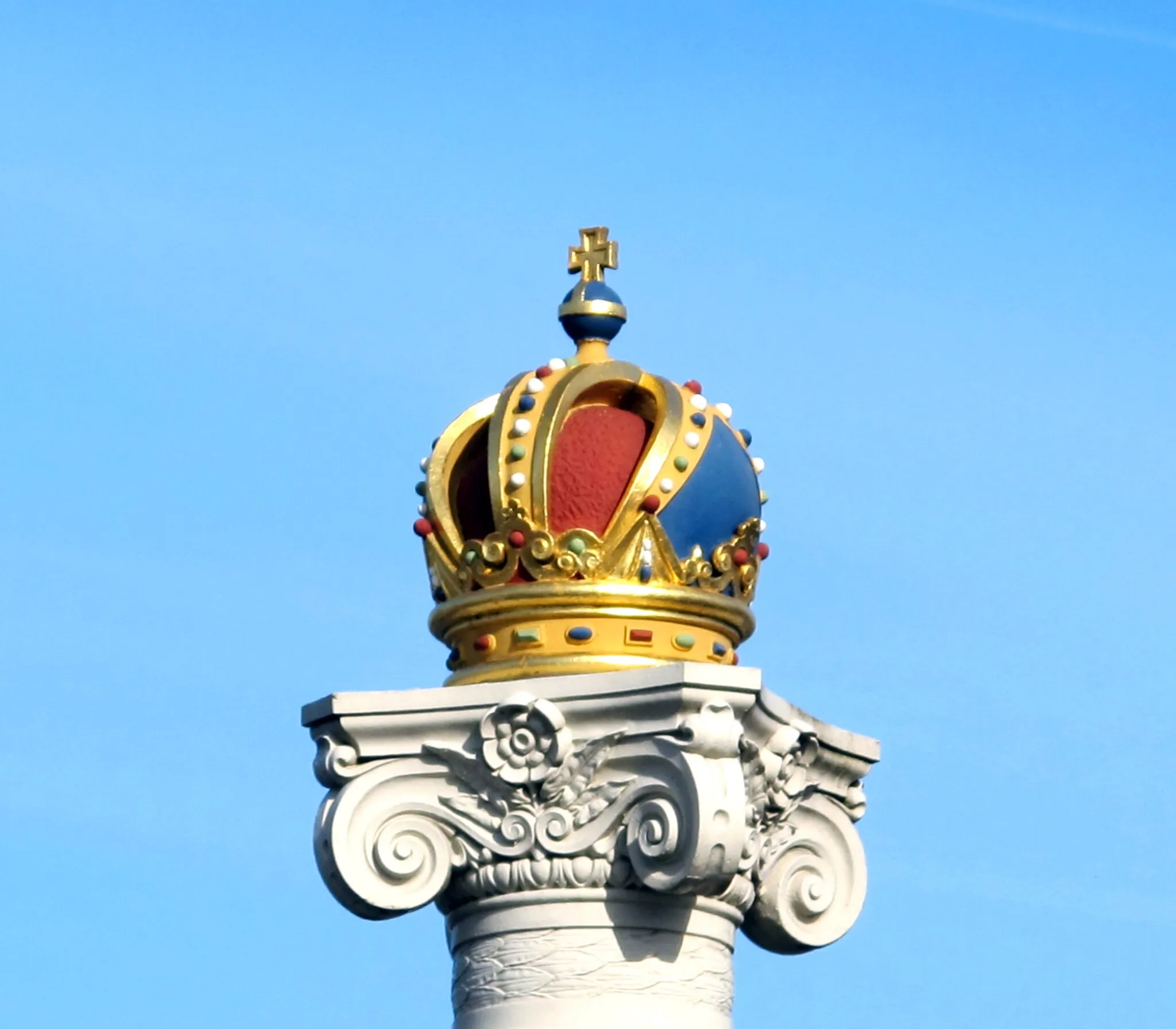 Photo showing: Lantern in the shape of a crown on the Blauwbrug (Blue Bridge) in Amsterdam