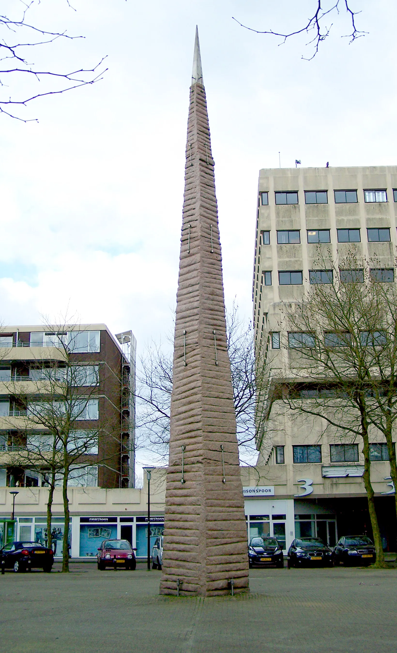 Photo showing: Sculpture Obelisk by Nout Visser. Placed at shopping mall Bisonspoor in 1988. The squaere with its triangles is also part of the sculpture.