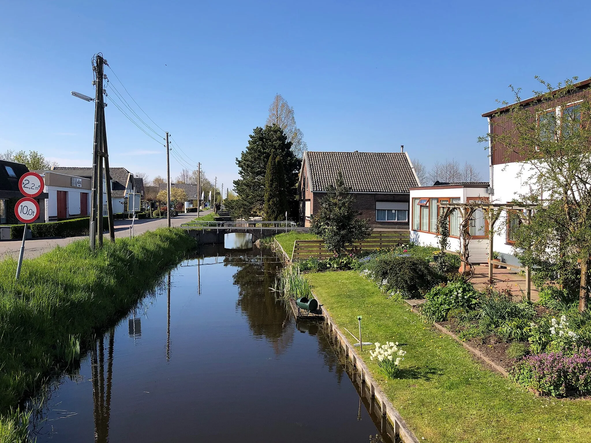 Photo showing: The Hoogeind (road) in Hogebrug, a hamlet in the municipality Bodegraven-Reeuwijk (South Holland province, Netherlands).