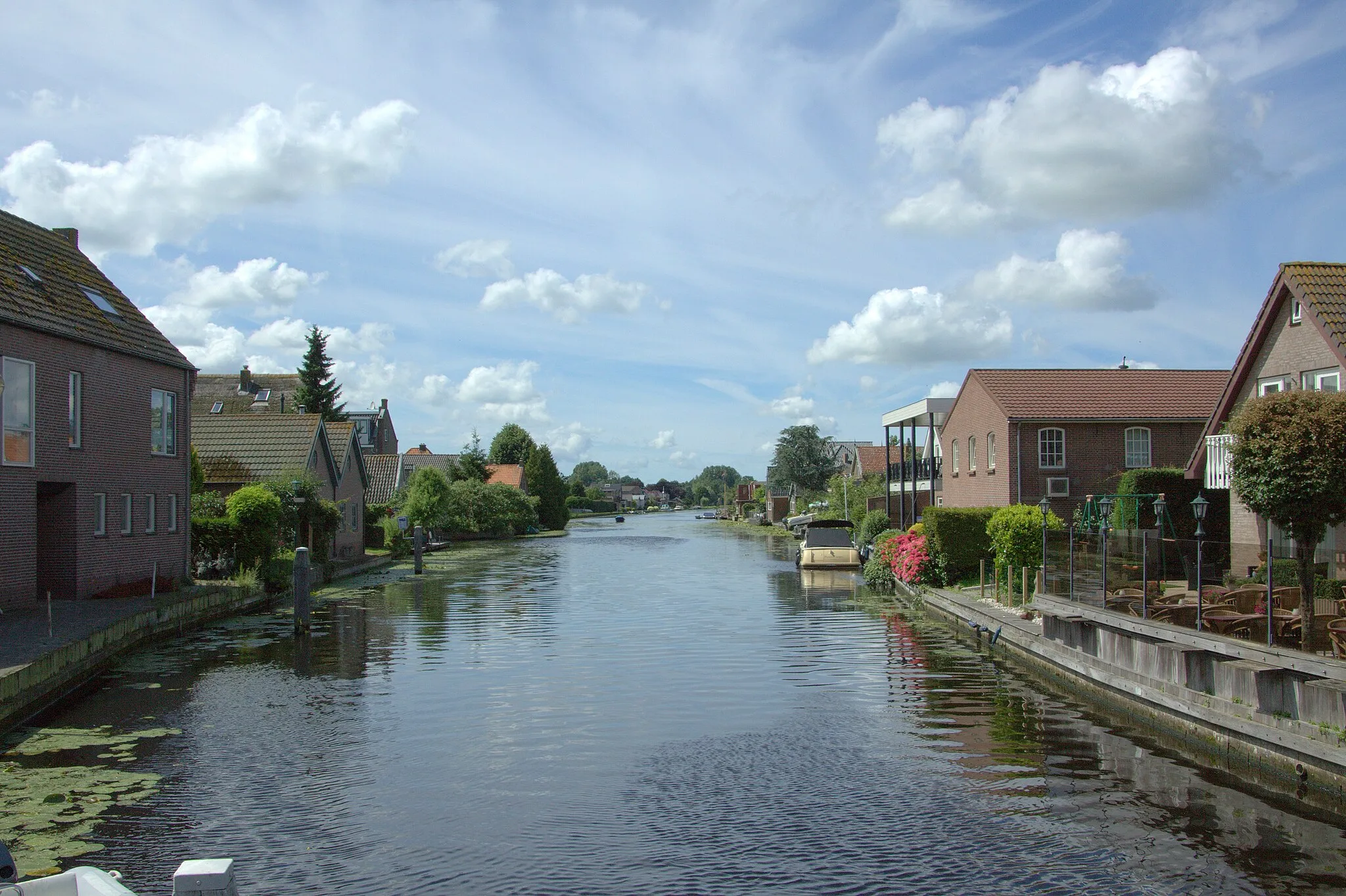 Photo showing: Vanaf de unieke tolbrug, nog de enigste in Nederland zien we de Oud Rijn met aan beide kanten de plaats Nieuwerbrug aan den Rijn.