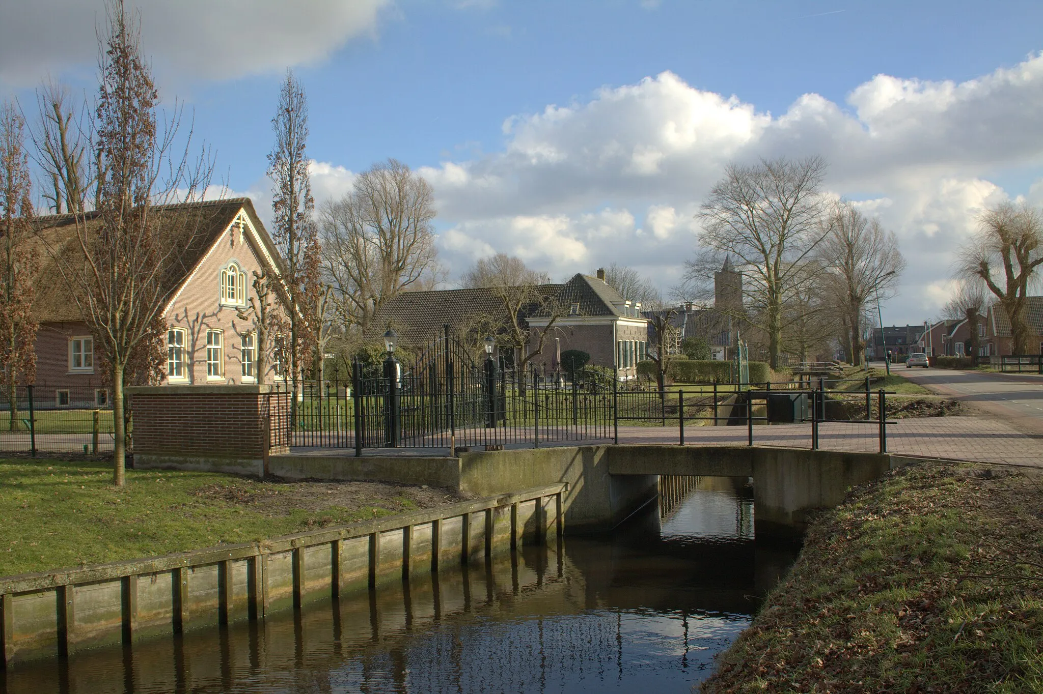 Photo showing: Een blik op het mooie langgerekte dorp Westbroek in oostelijke richting, met in de verte de Nederlands. Hervormde kerk