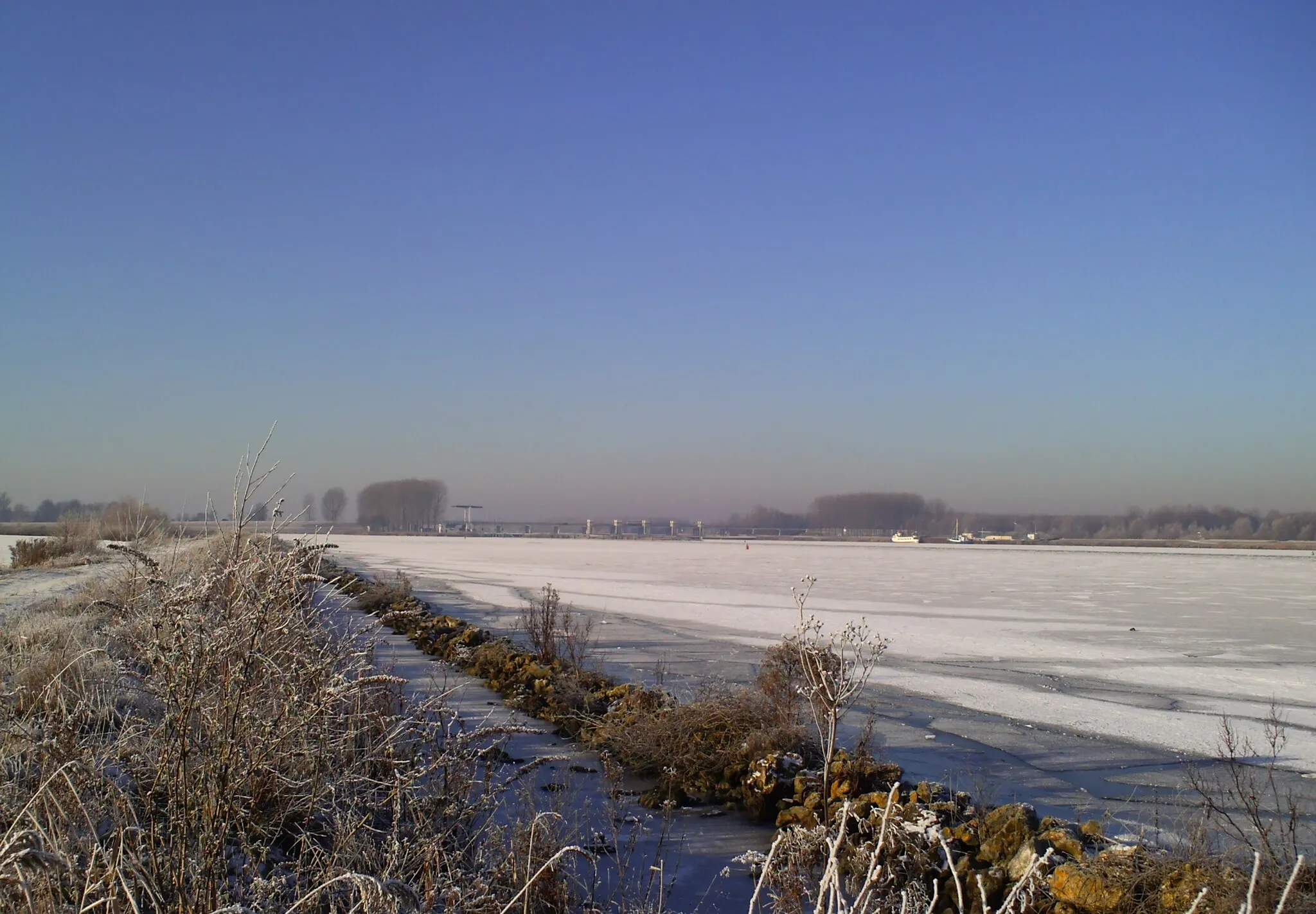 Photo showing: A frozen Nijkerkernauw.