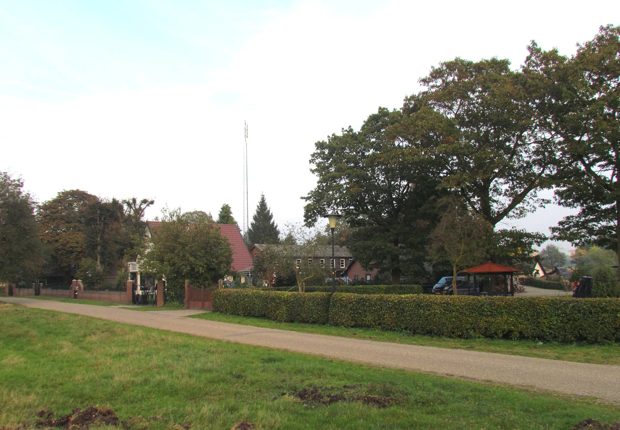 Photo showing: Gerritsflesweg bij Radio Kootwijk, gemeente Apeldoorn (NL). De buurtschap hier, bestaande uit een aantal percelen aan één kant van deze weg, staat bekend als Gerritsflesch. Deze naam is afgeleid van het nabijgelegen ven.