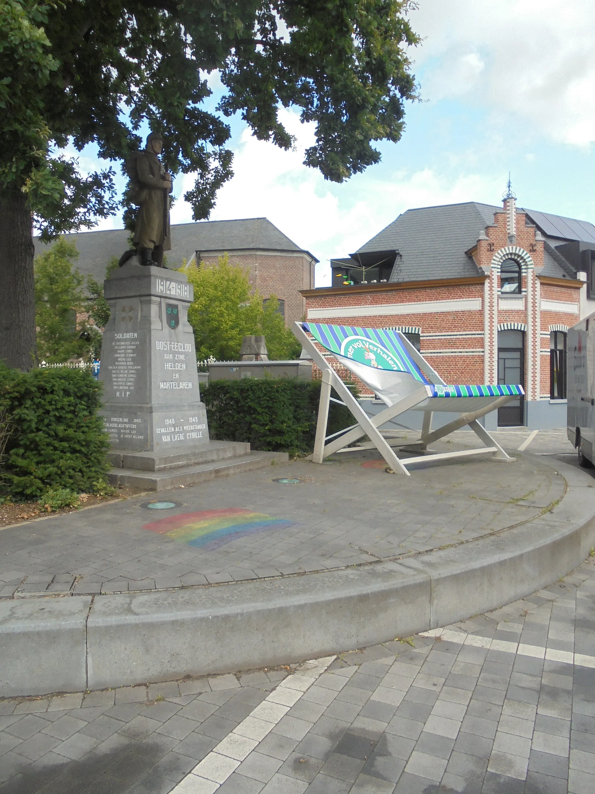 Photo showing: De stoel - van Een zomer (2021) vol verhalen - bij het Oorlogsmonument - Oosteeklo-dorp - Oosteeklo - Assenede - Oost-Vlaanderen - België.