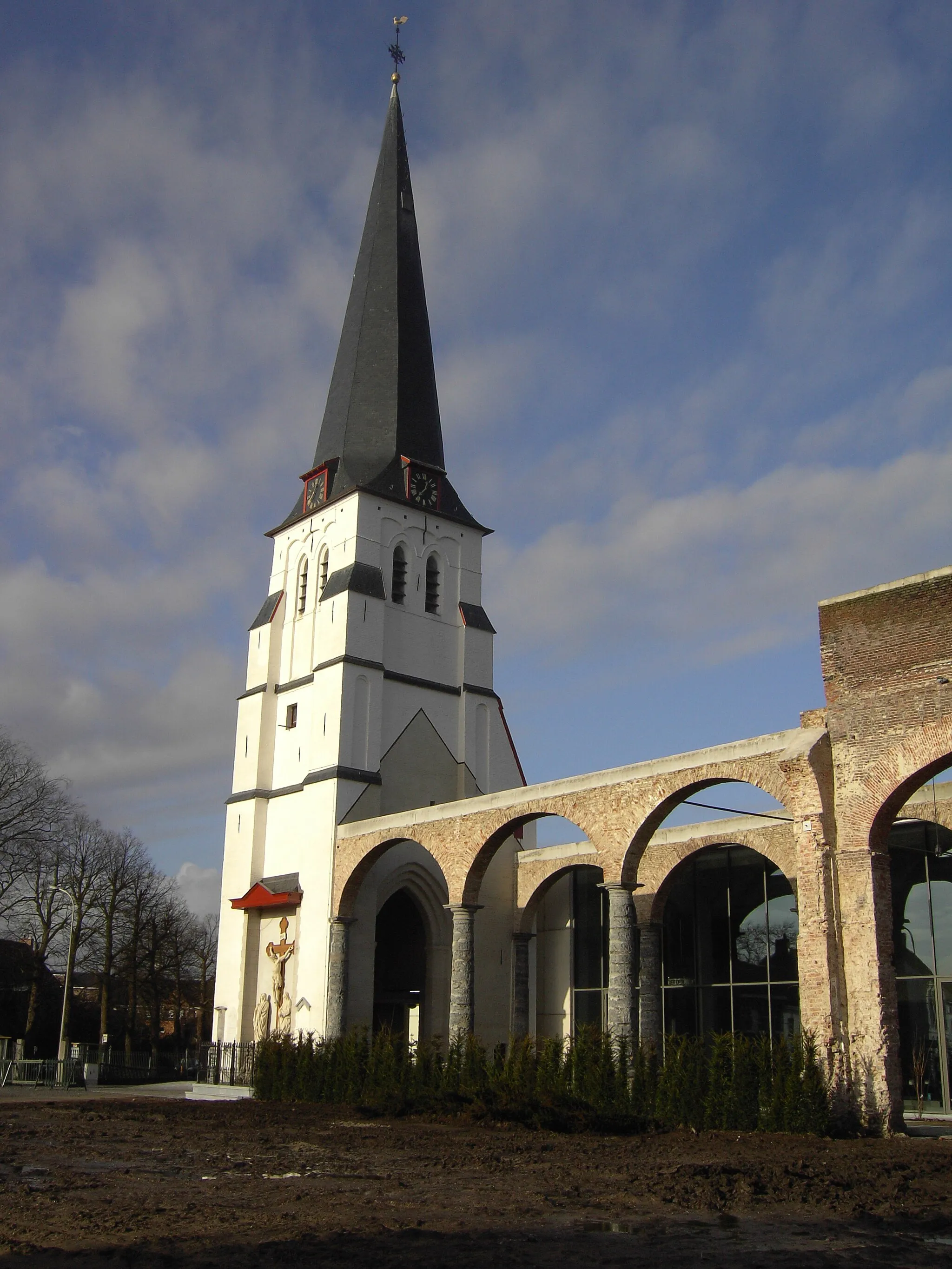 Photo showing: Church of Saint Ghislenus in Waarschot. Tower and the ruins of the old church. A new church is built next to the remains of the old one. Waarschoot, East Flanders, Belgium