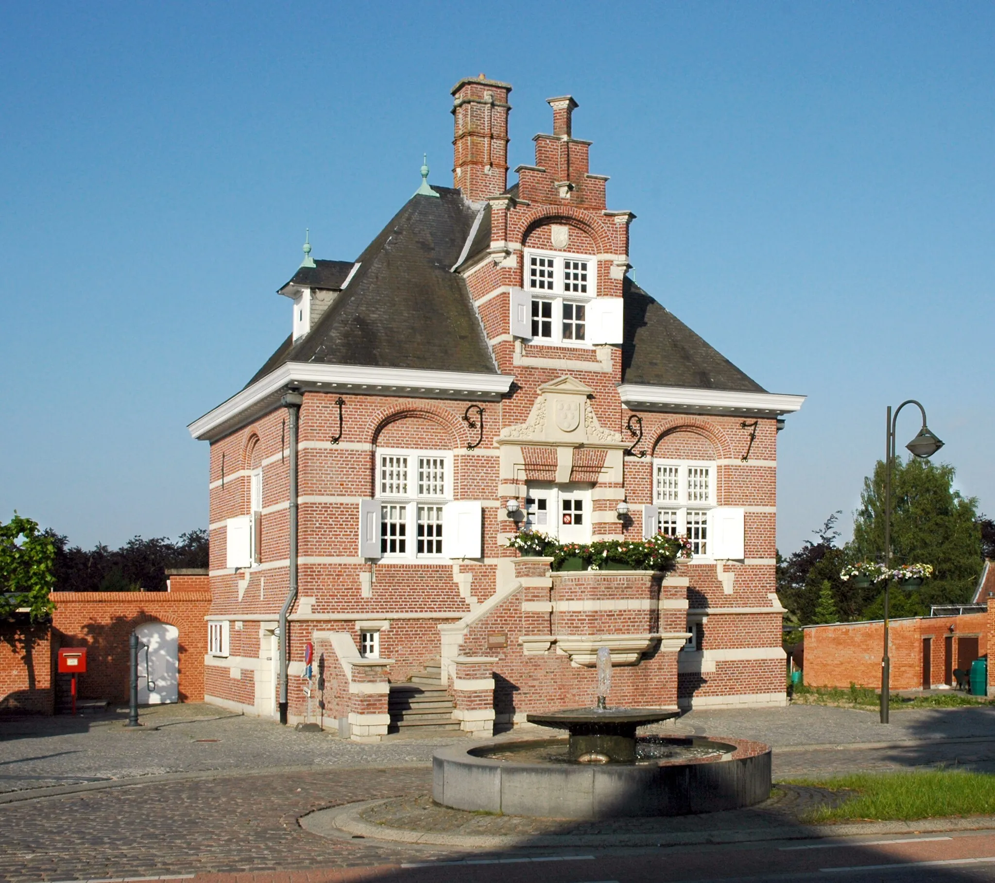 Photo showing: Former town hall of Uitbergen, in the municipality Berlare, Belgium.
