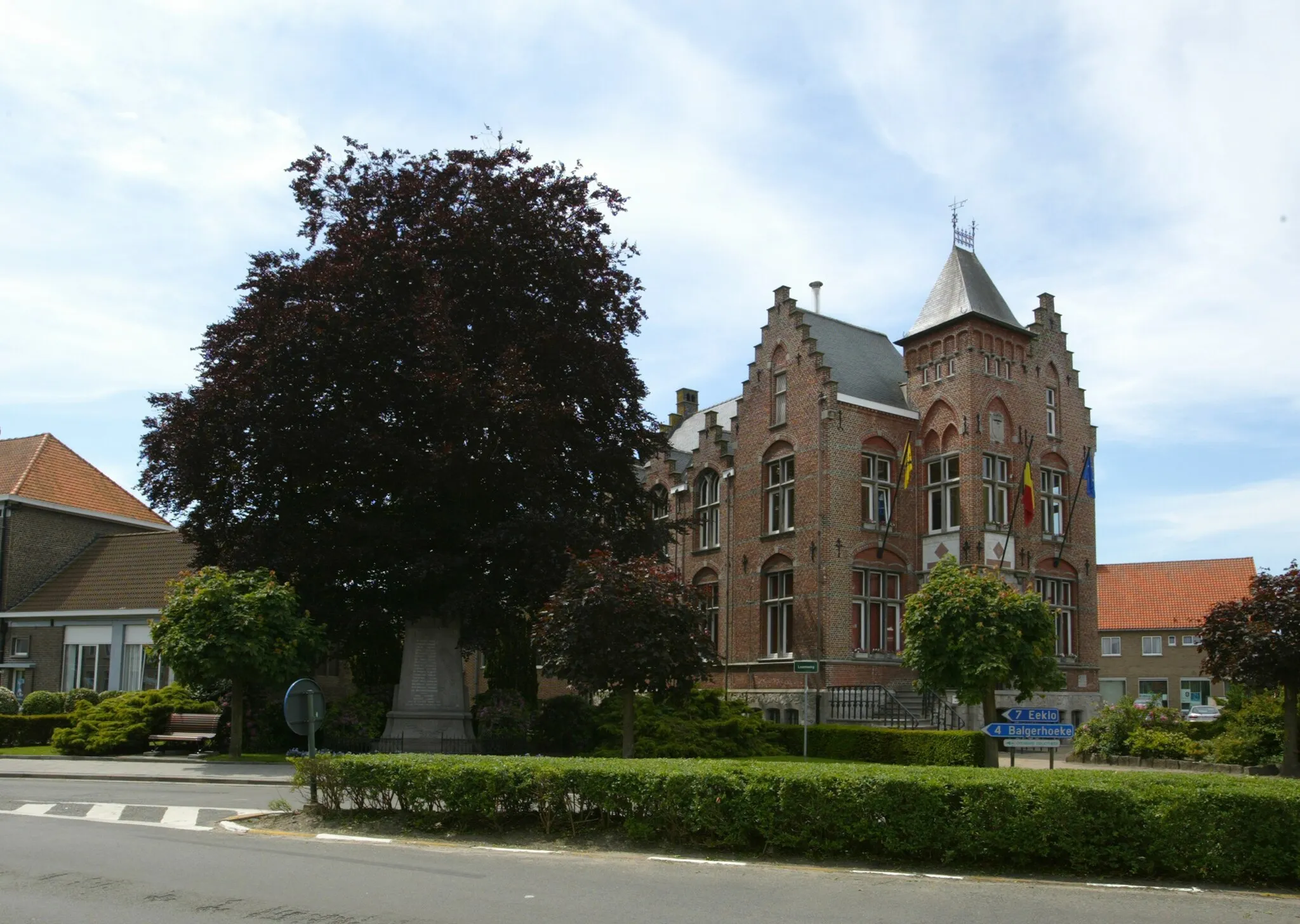 Photo showing: Gemeentehuis van Sint-Laureins met Vrijheidsboom en oorlogsgedenkteken