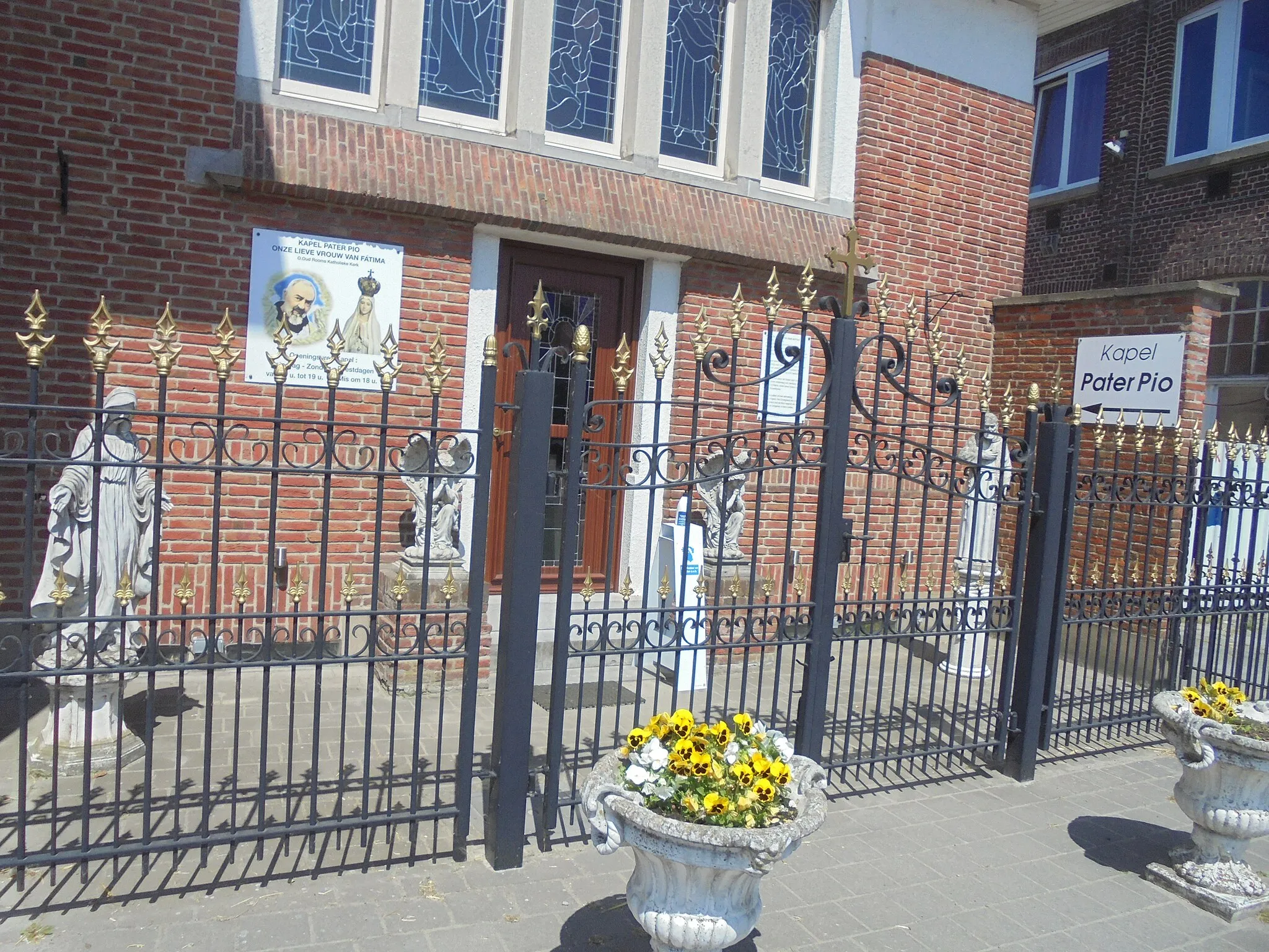 Photo showing: Kapel Pater Pio - bij het voormalig klooster en huidige school - Moerstraat - in het kerkdorp Bentille - in de deelgemeente Sint-Jan-in-Eremo - in de fusiegemeente Sint-Laureins - Oost-Vlaanderen - België.