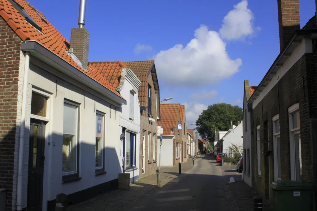 Photo showing: Op een zonnige dag in de Kerkstraat in Nieuwe-Tonge.