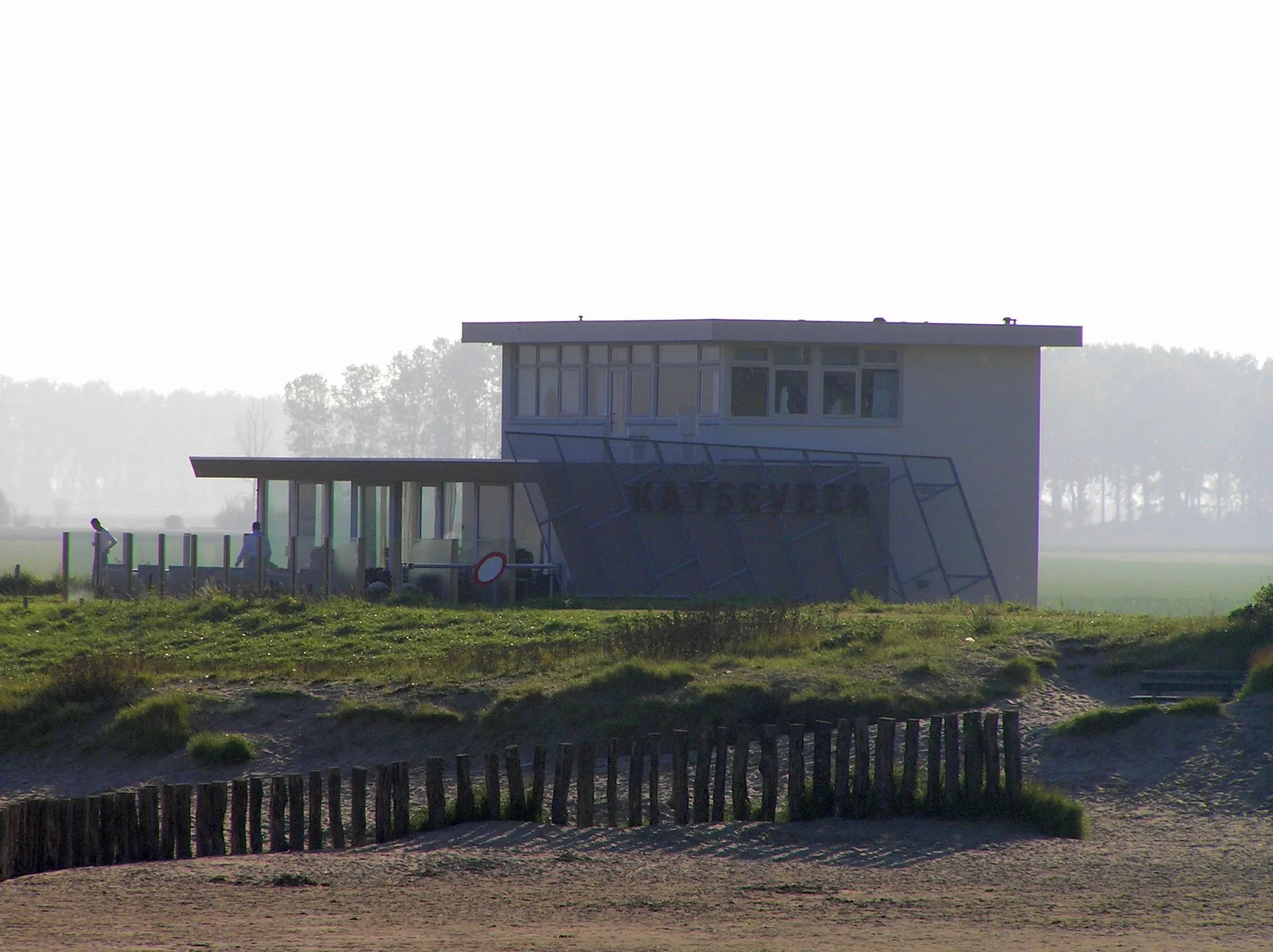 Photo showing: Katseveer, Wilhelminadorp. Oud veerhuis bij het voormalige veer tussen Noord- en Zuid-Beveland ter hoogte van Kats. Tegenwoordig restaurant.