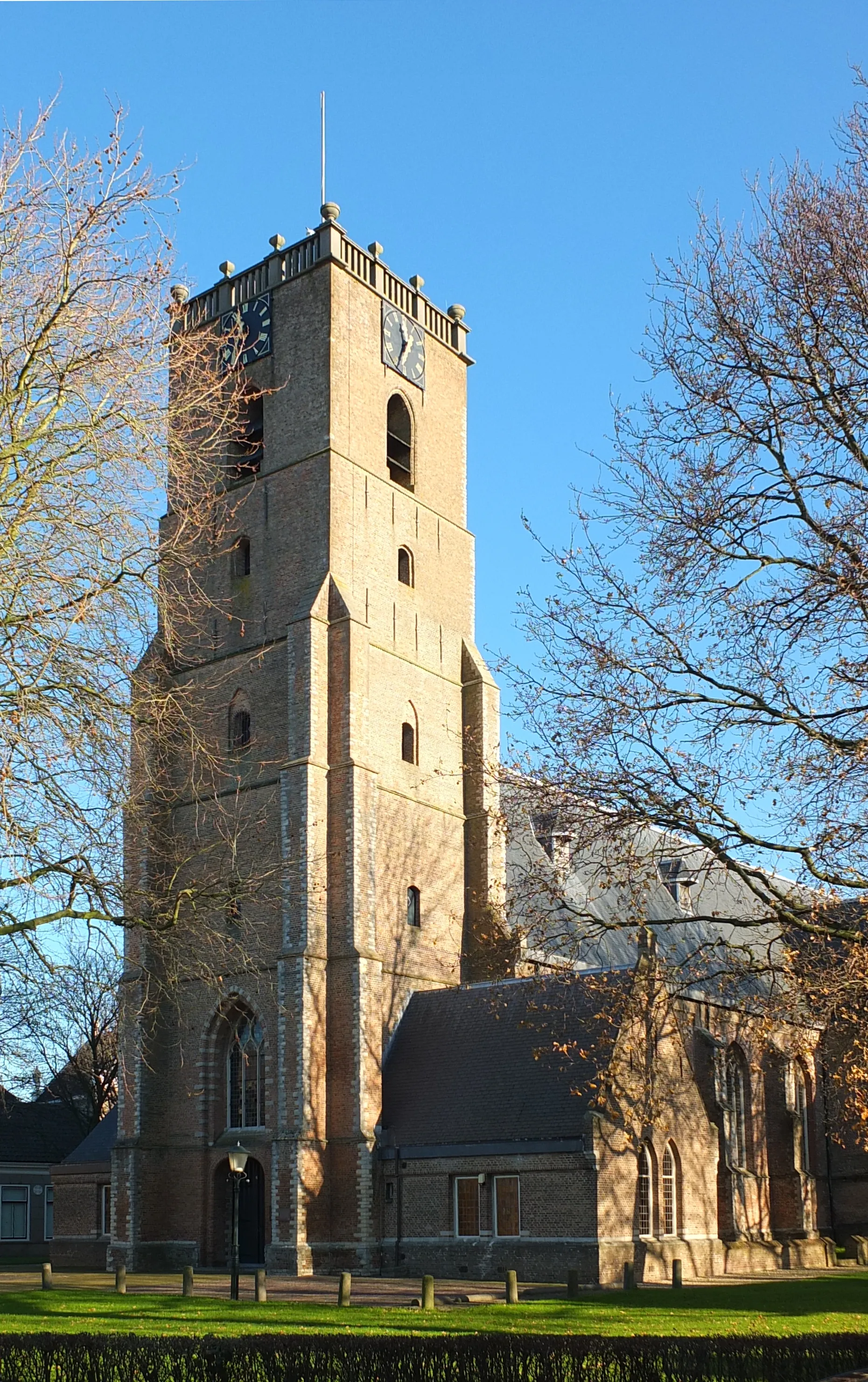 Photo showing: The Dutch Reformed Church at Middelharnis, a late-gothic church. The tower was built after the model of Antwerp's St Michael's Convent, because this convent had paid for the dikes surrounding Middelharnis. The spire was demolished in 1811. The church burnt down in 1904 and 1948, both times it was rebuilt to the old plans.