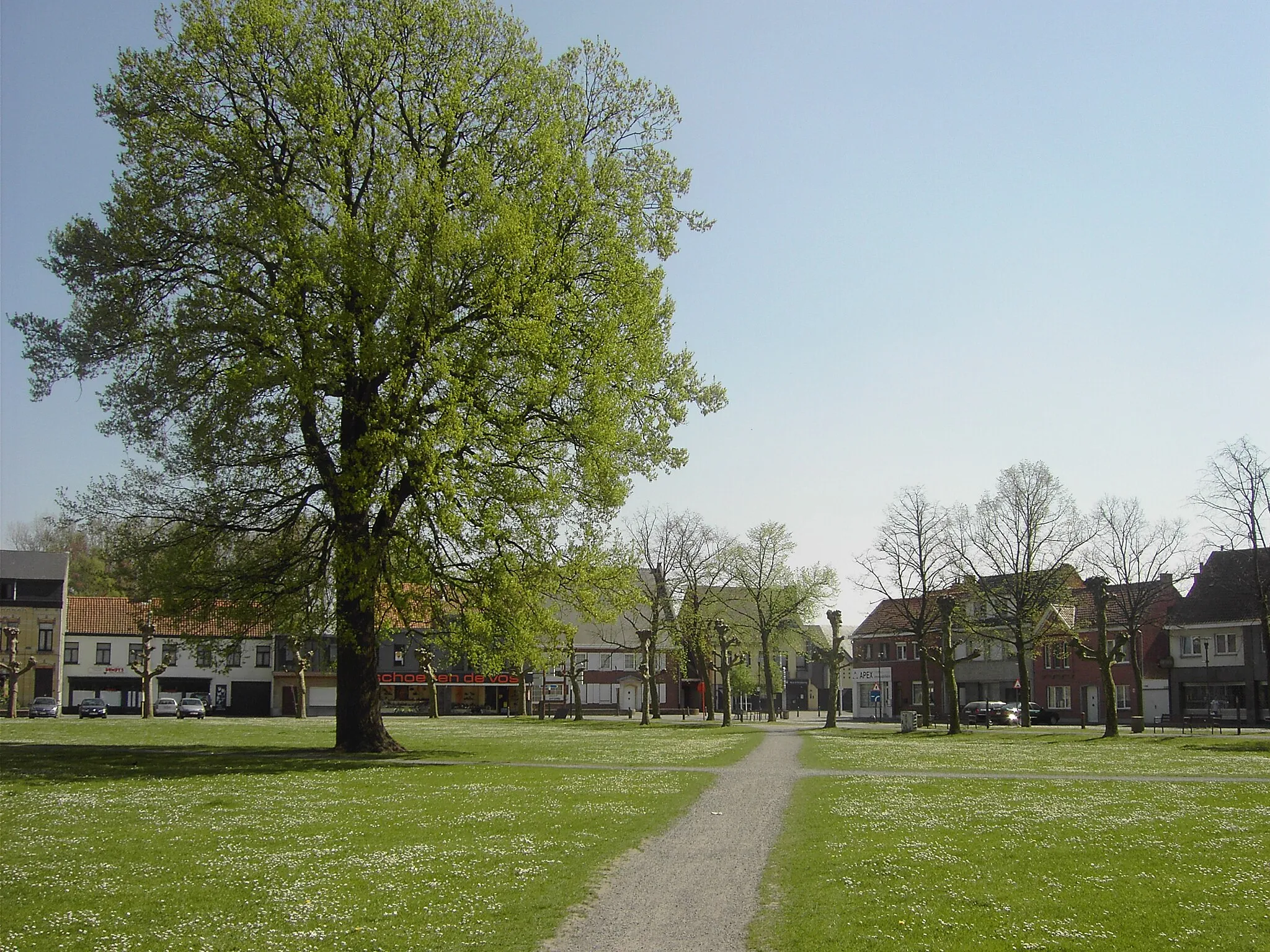 Photo showing: "Den Dries",dorpsplein van Sinaai. Met in het midden de vrijheidsboom.