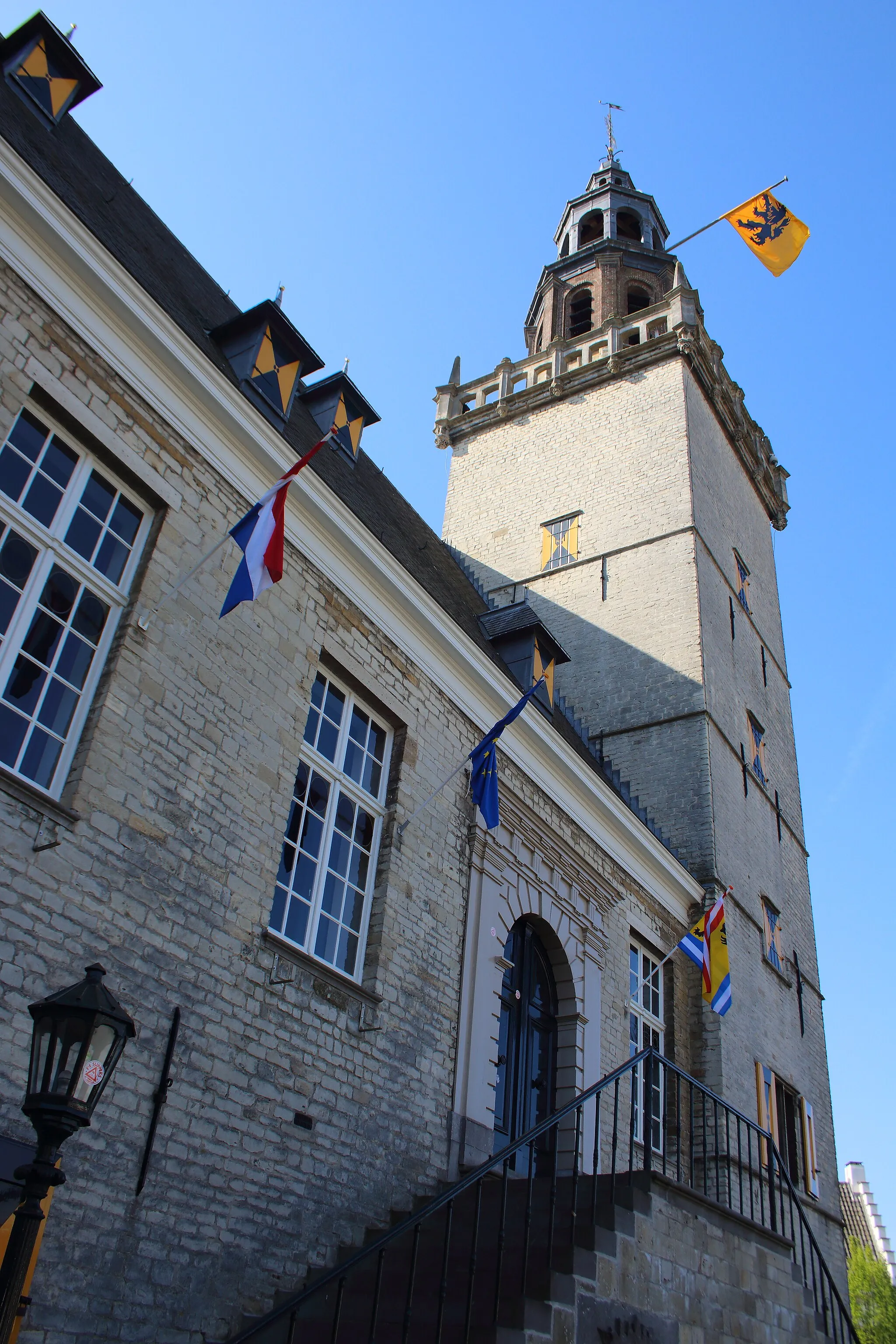 Photo showing: Zicht op een deel van de toren van het Stadhuis van Hulst, Zeeuws-Vlaanderen, Zeeland, Nederland