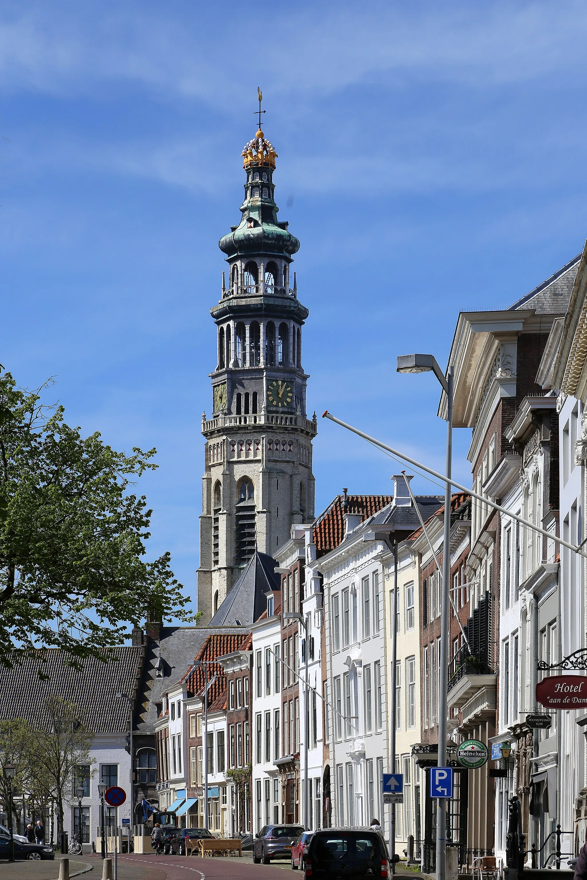 Photo showing: Building and the Lange Jan in Middelburg, Zeeland (NL). The 85 meter high tower belongs to the Abbey of Middelburg. The 13th-century abbey is no longer used for church purposes.