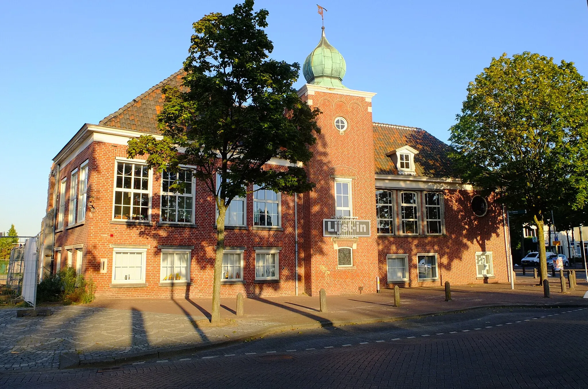 Photo showing: Zicht op een deel van het voormalige gemeentehuis Rucphen. Gezien vanaf de straat de Markt in Rucphen