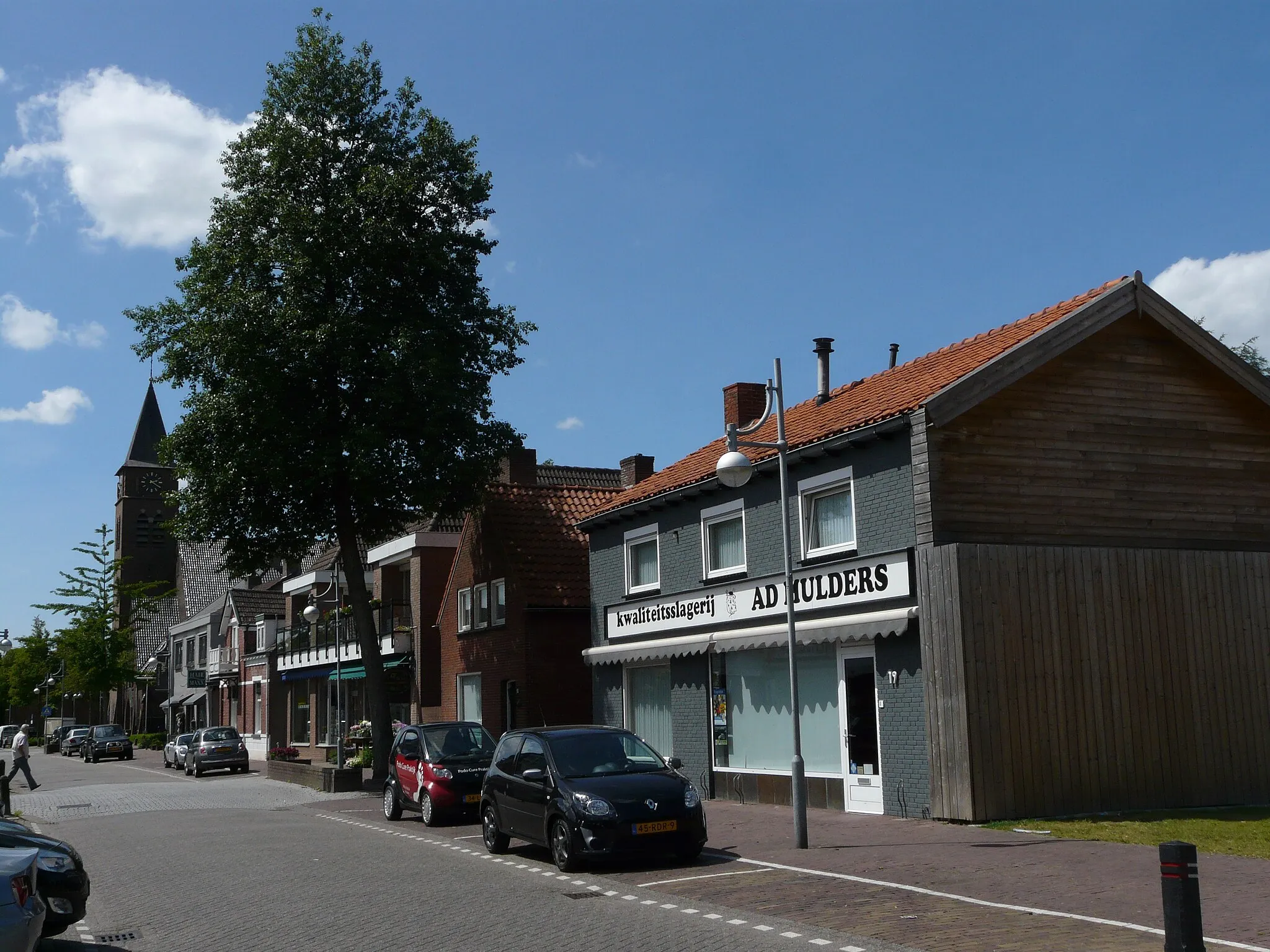 Photo showing: Zicht op een deel van de Raadhuisstraat in Rucphen