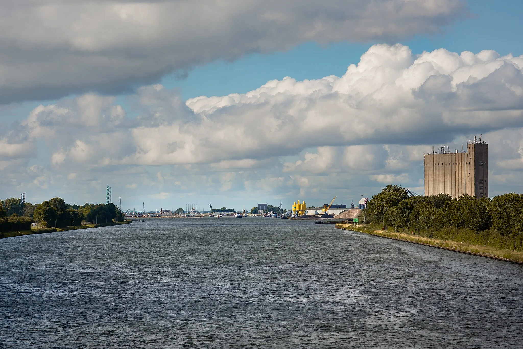 Photo showing: Kanaal Gent-Terneuzen, gezien vanaf de Sluiskilbrug.