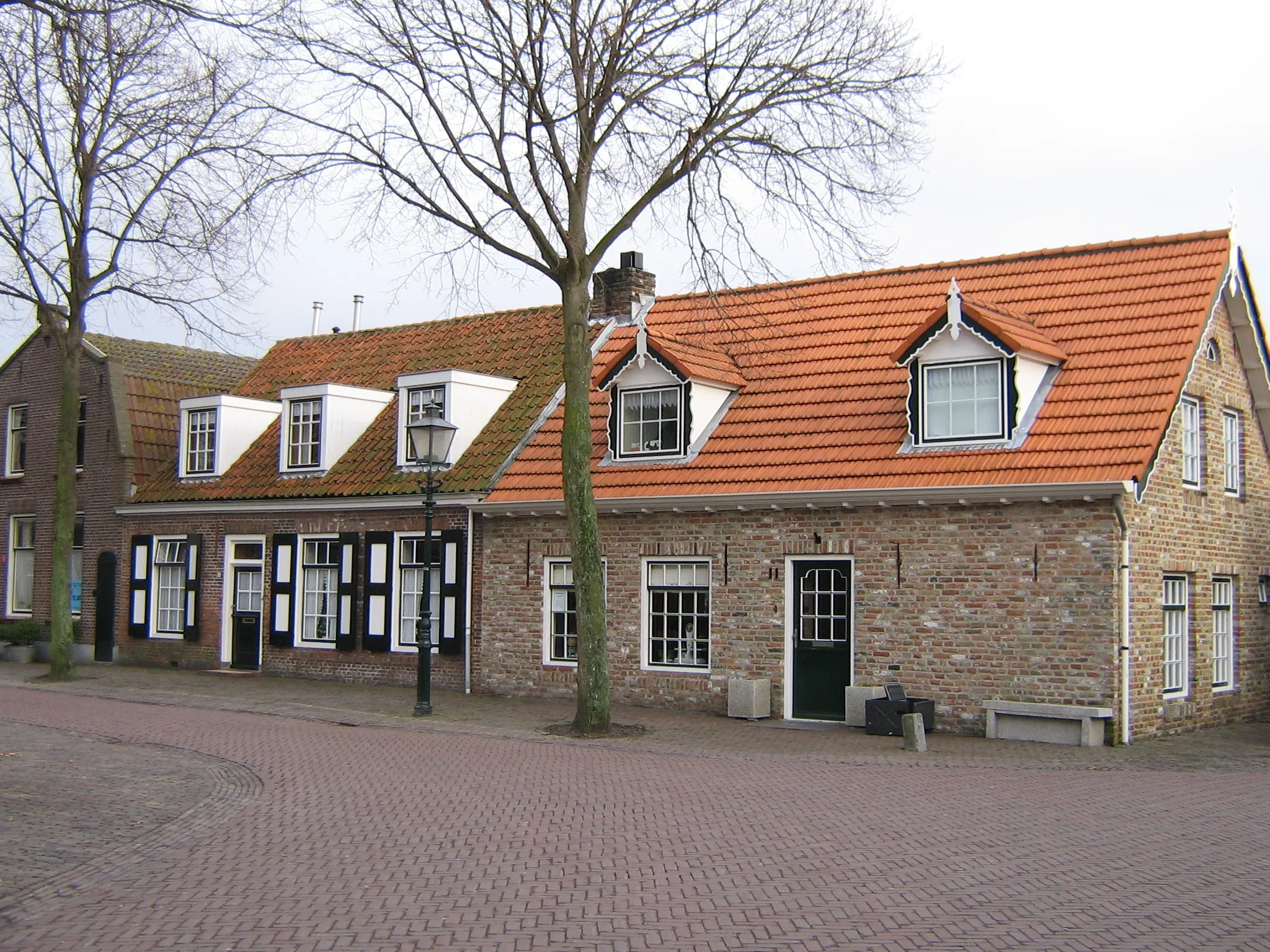 Photo showing: Uusjes an 't durpsplein in 't Aflat (Aegtekarke). Huisjes aan het dorpsplein in Aagtekerke, gemeente Veere. Houses in the village of Aagtekerke.